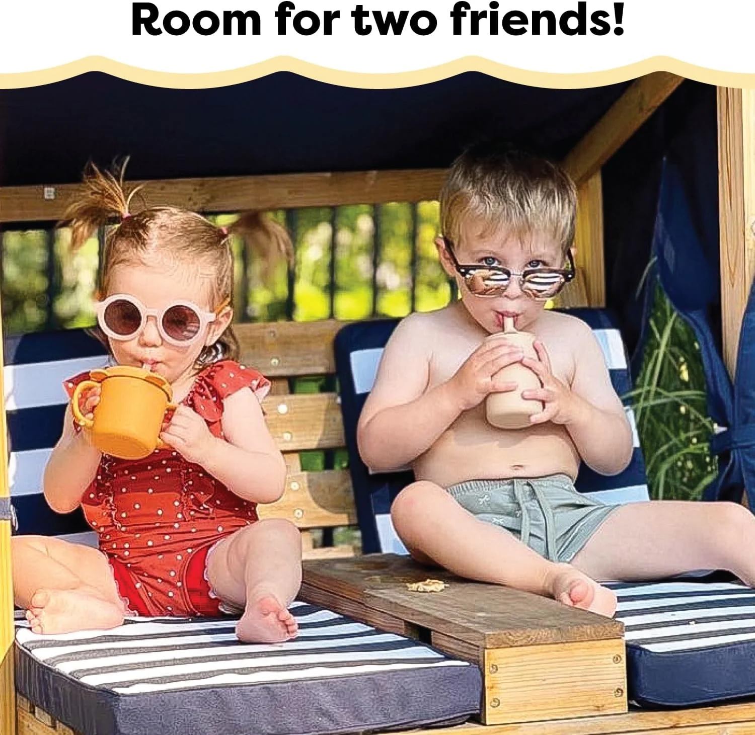 KidKraft dobbelt liggestol i træ til børn med kopholdere. Havemøbler til børn. Honningfarvet med marineblåt og hvidt stribet stof. Gave til børn i alderen 3-8 år.