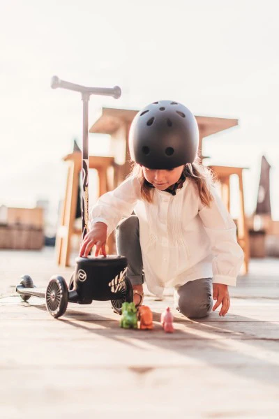 Trottinette Scoot & Ride Highwaykick 2 (modèle 2025) pour enfants de 2 à 5 ans. Avec compartiment de rangement et design antidérapant.