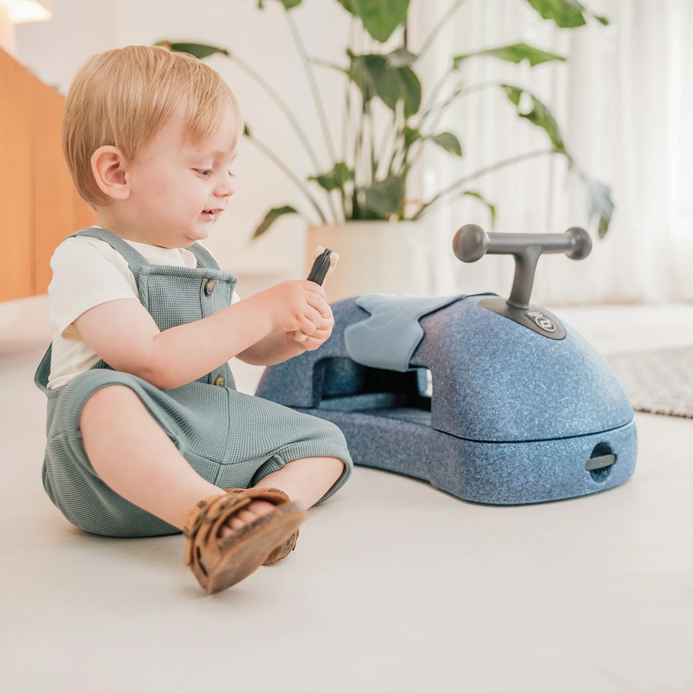 2025 Scoot and Ride Min Første 3-i-1 Gåstol og Scooter i Stålfarve