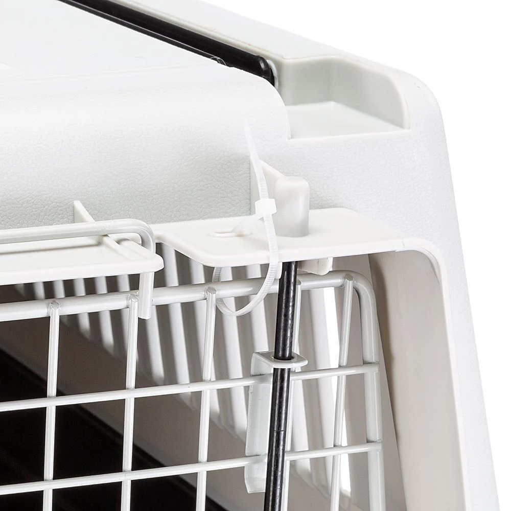 Atlas 40 (Modelljahr 2025) – Mittelgroße Hundetransportbox. Sicher, belüftet und IATA-konform. Mit praktischem Tragegriff. Futternapf und optionales Zubehör erhältlich.