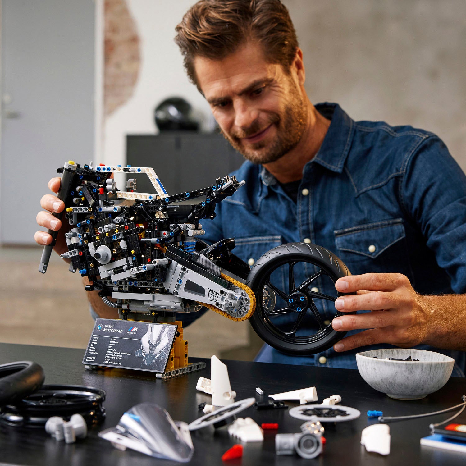 LEGO Technic BMW M 1000 RR 42130