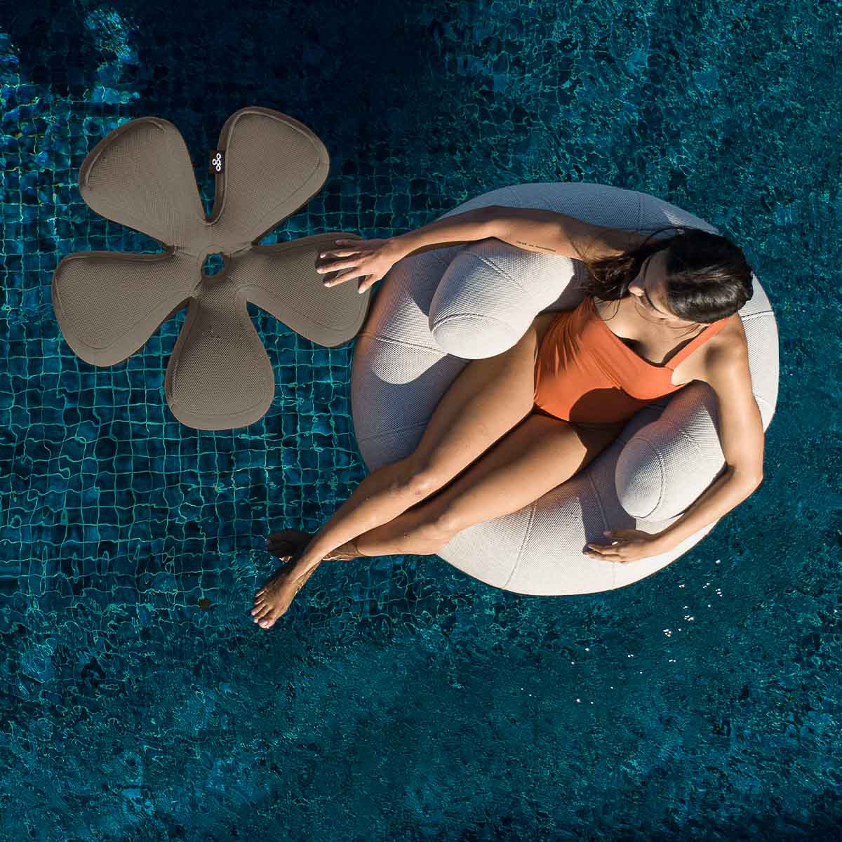 Schwimmender Blumensitz