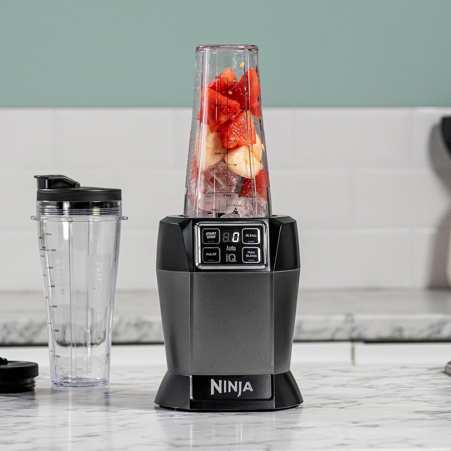 Ninja BN750EU 2-in-1-Standmixer – 1200 W, 3 Automatikprogramme, 4 manuelle Einstellungen, Auto-iQ-Technologie, 2,1-Liter-Behälter und 700-ml-Messbecher, spülmaschinenfeste Teile – Schwarz/Silber