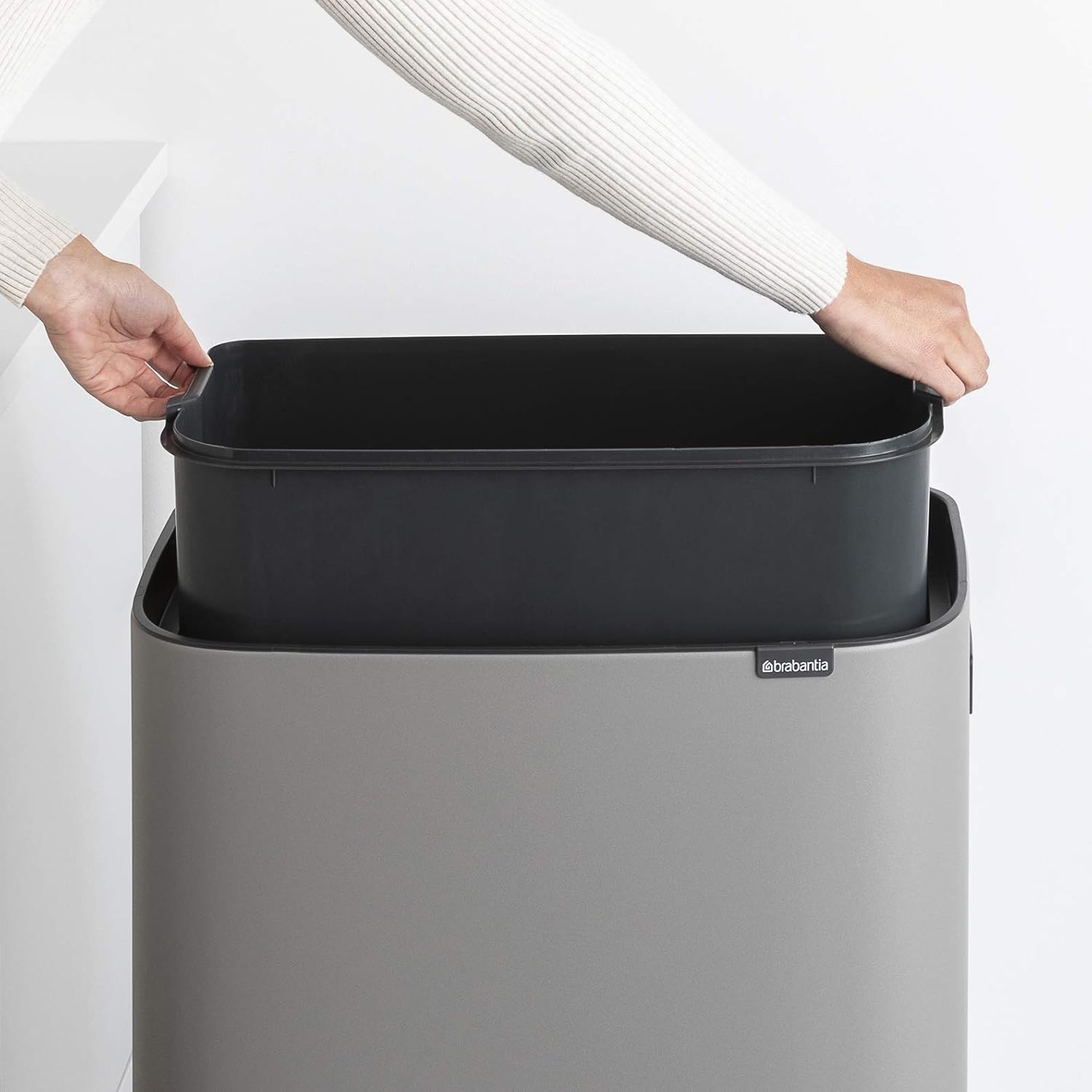 Brabantia Bo Hi Touch Ein-Knopf-Öffnungsmechanismus, 2 x 30-Liter-Abfalleimer mit Füßen, weiß