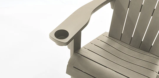 2025 Nyd charmen ved træ uden vedligeholdelsesbesvær med Keter Alpine Adirondack-stolen i dens moderne Silver Sage-farve.