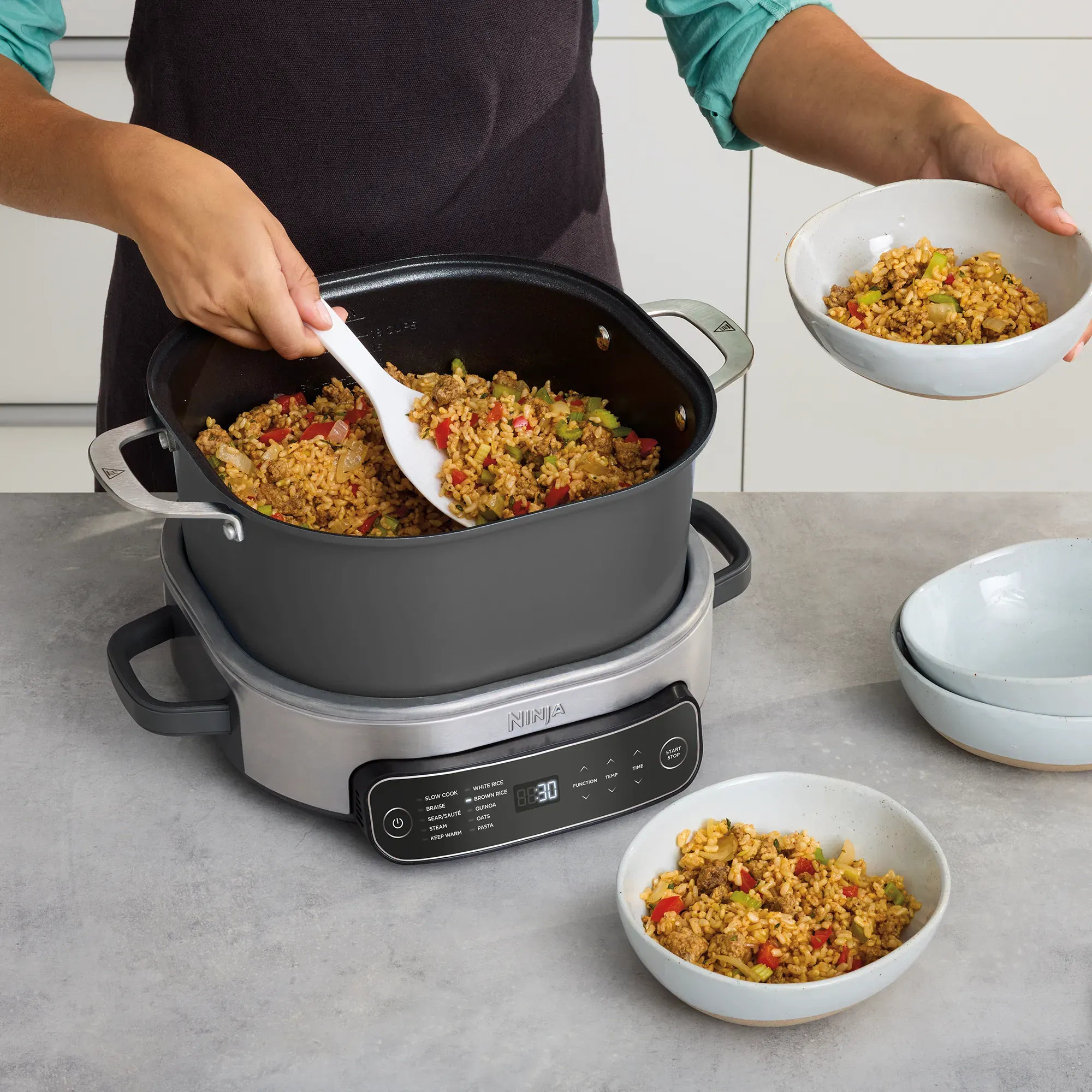2025 Descubre el Ninja® Foodi® PossibleCooker™ Pro – el PossibleCooker™ versátil para el día a día. que reemplaza 10 aparatos y utensilios de cocina.