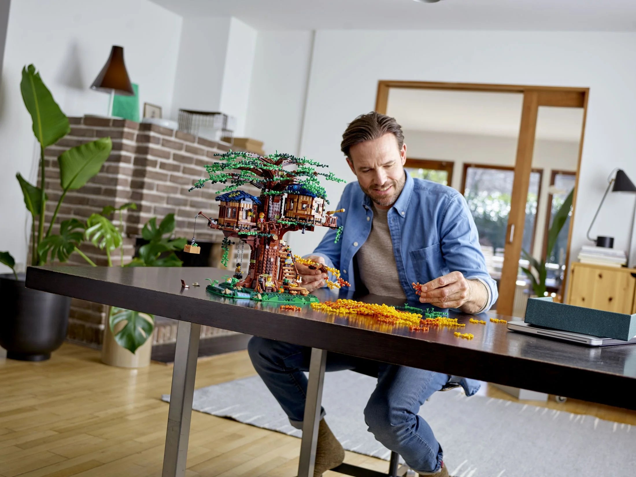 LEGO Ideas Baumhaus 21318 – Bauset für Kinder ab 16 Jahren mit 3 Hütten, austauschbaren Blättern, Minifiguren und Vogelfigur