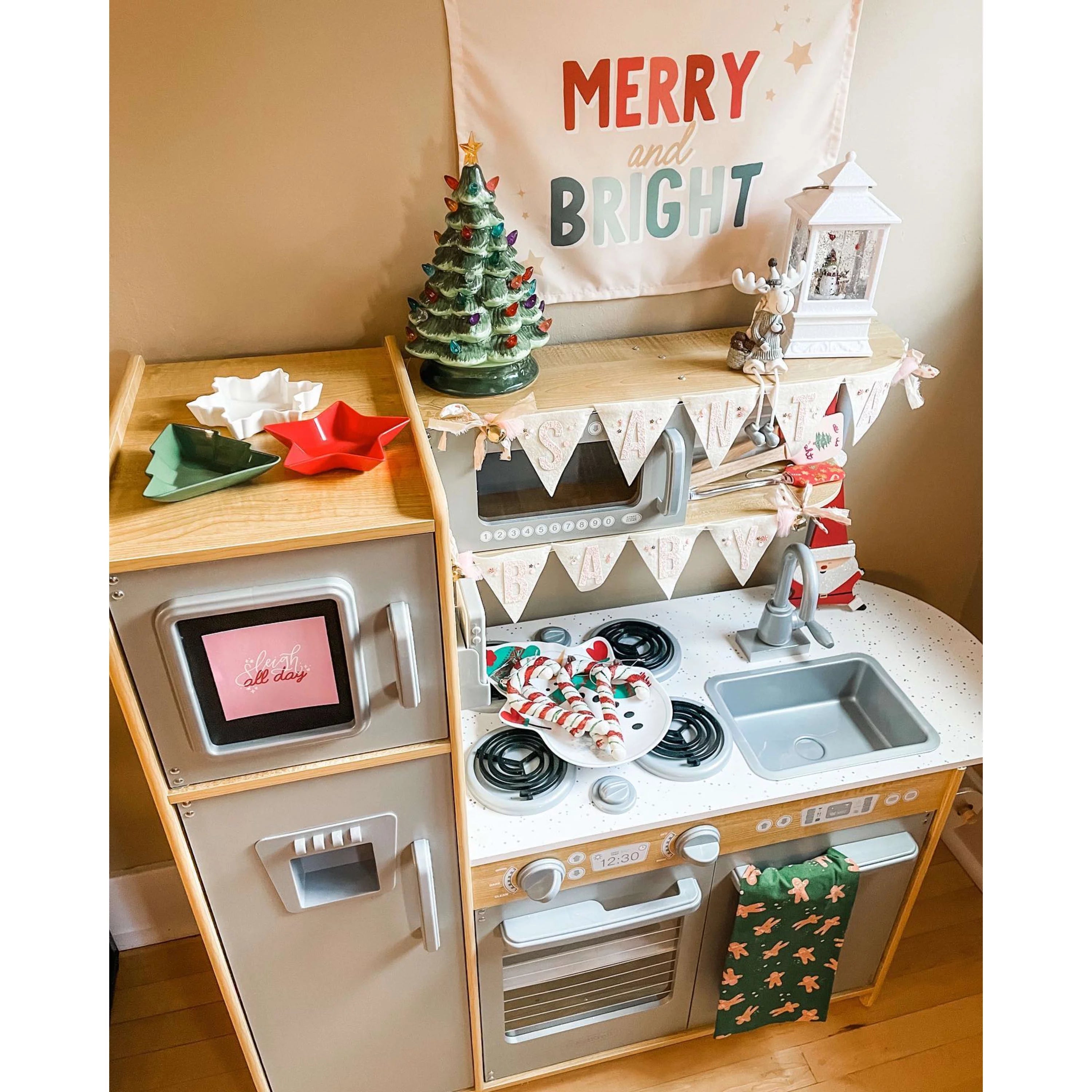 KidKraft Uptown Natur-Spielküche mit Kreidetafel und Handtuchhalter