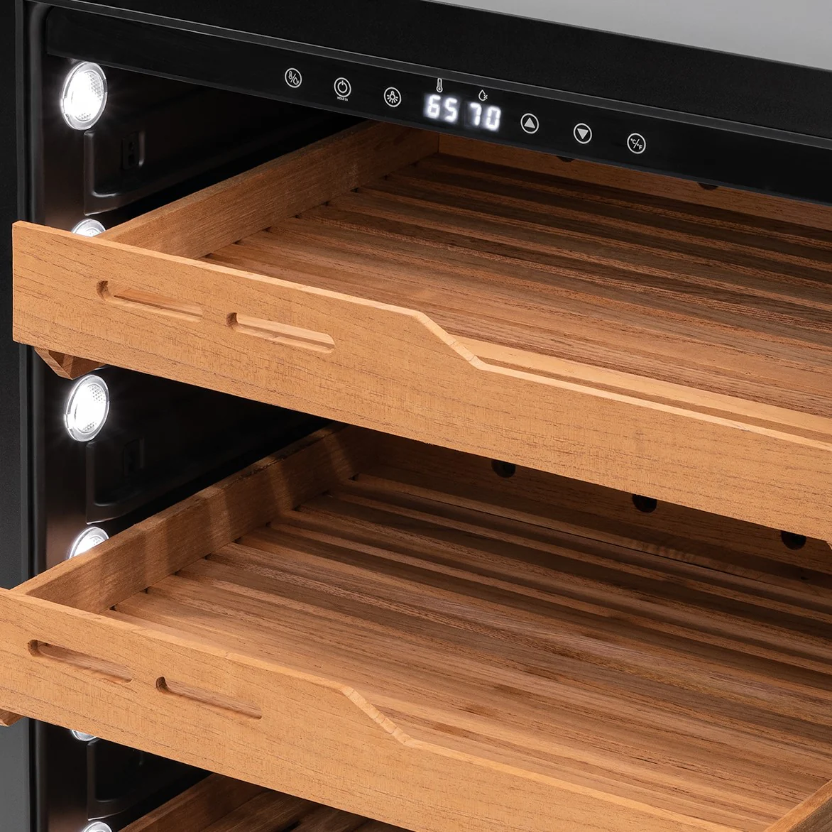 Cave à cigares électrique Newair® 2025. Capacité : 1 500 cigares. Encastrable ou sur pied.