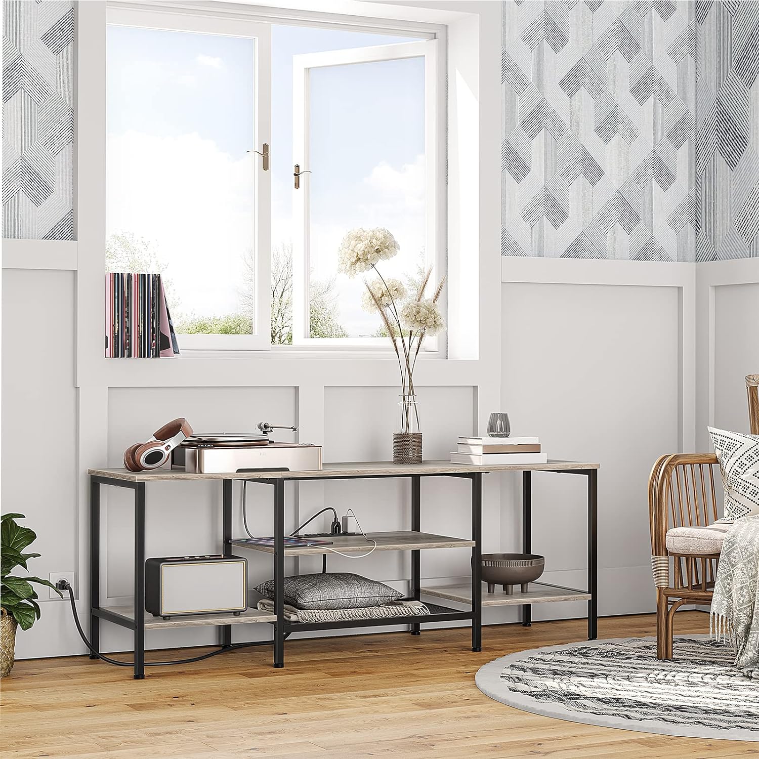 TV-Ständer mit integrierten Steckdosen für Fernseher bis zu 75 Zoll, Konsolentisch mit offenen Regalen, Entertainment-Center im Industrial-Stil für Wohn- oder Schlafzimmer, Rustikales Braun und Schwarz BF60DS01