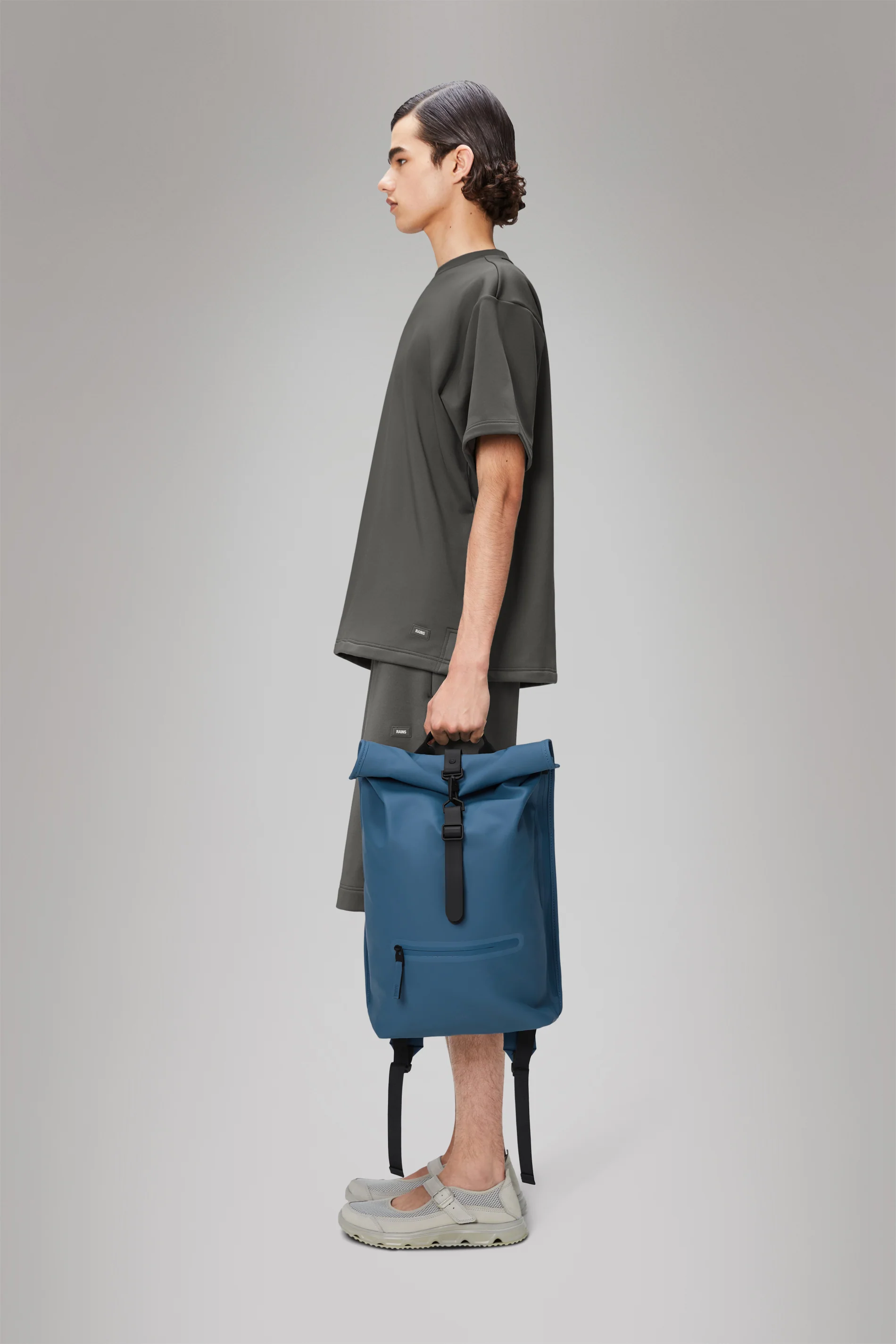 2025 Rolltop-rygsæk – Vandtæt urban rygsæk med roll-top-lukning. Siderum til laptop og sikker brystrem