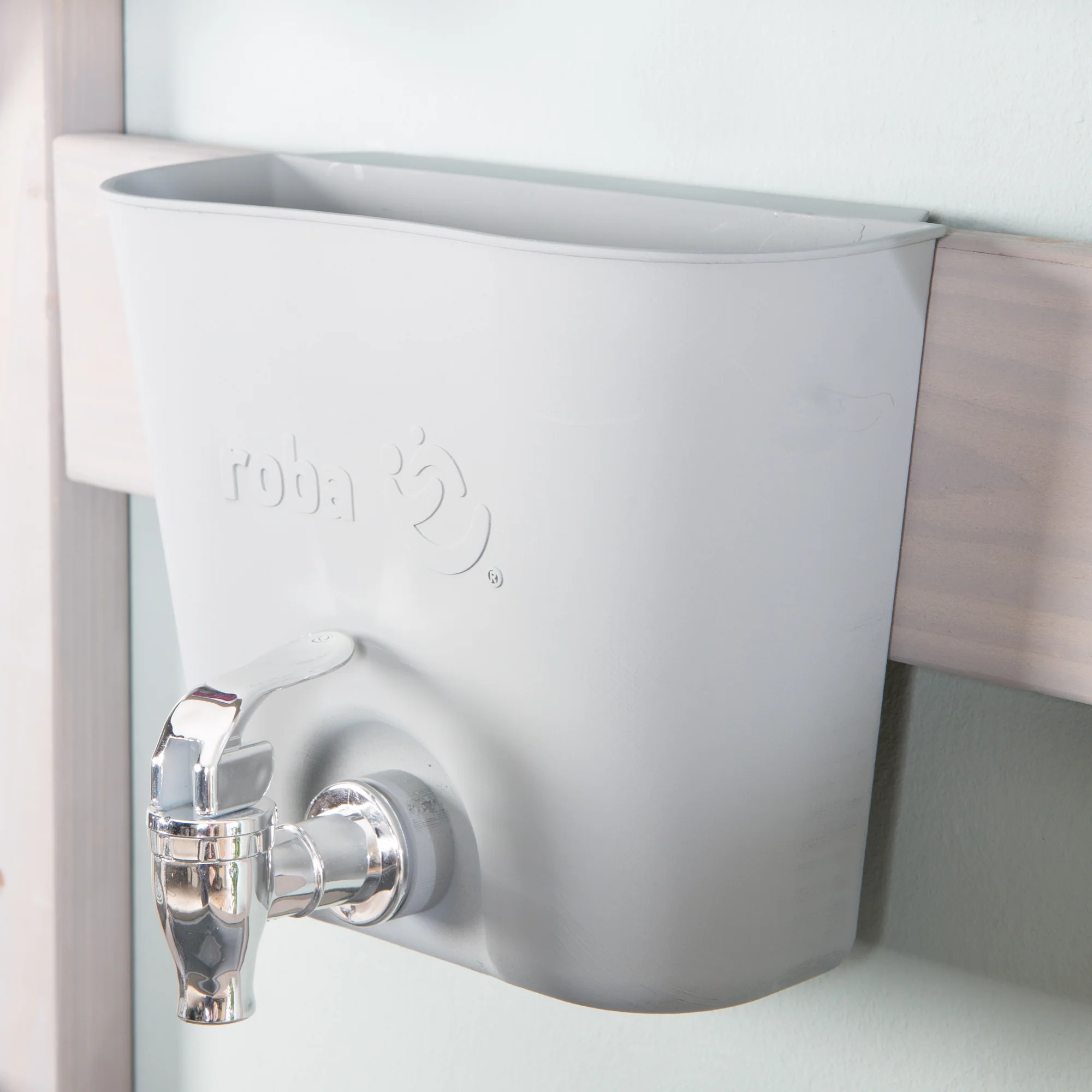 Hängende Spielküche und Tontopf mit Zubehör – FSC-zertifiziertes Holz – gravierte graue Oberfläche