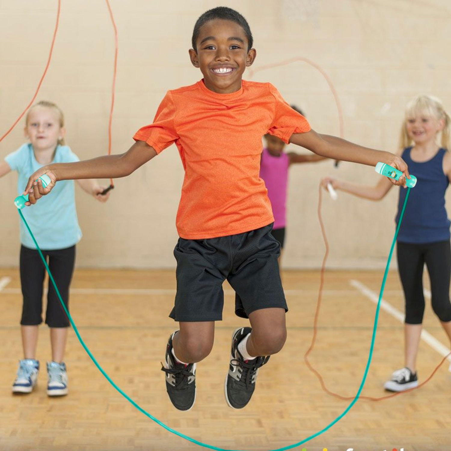 Holzspringseil für Kinder mit niedlichem Springprinzen-Motiv. 300 cm Seillänge. Maße: 300 x 3 x 10,6 cm. Farbe: Aquamaringrün.