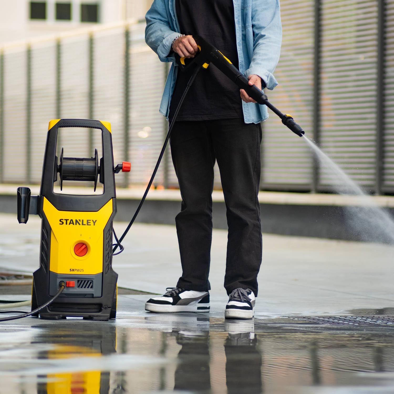 Stanley Hochdruckreiniger SXPW24BX | Hochdruck | für Fahrzeuge und Außenflächen | mit Flächenreiniger und feststehender Bürste | Maximaler Druck 170 bar | Maximale Fördermenge 500 l/h | Verbrauch
