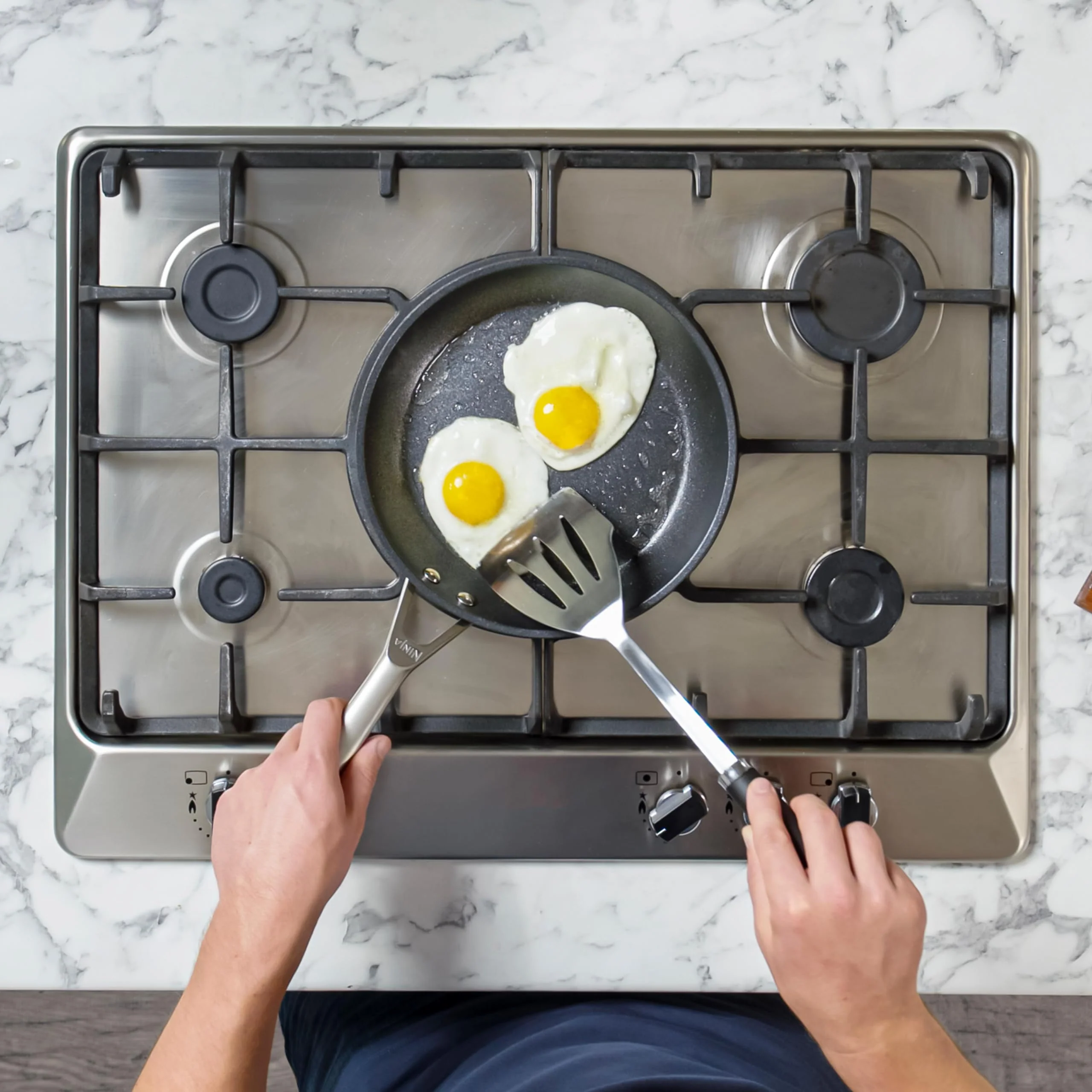 2025 Ninja MAX PRO Airfryer. 6,2 L Sort/Kobber. AF180EUCP + Ninja StaySharp Knivsæt Hvid. K62006EUWH + Ninja Foodi ZEROSTICK 28 cm Stegepande. Grå. C30028EU