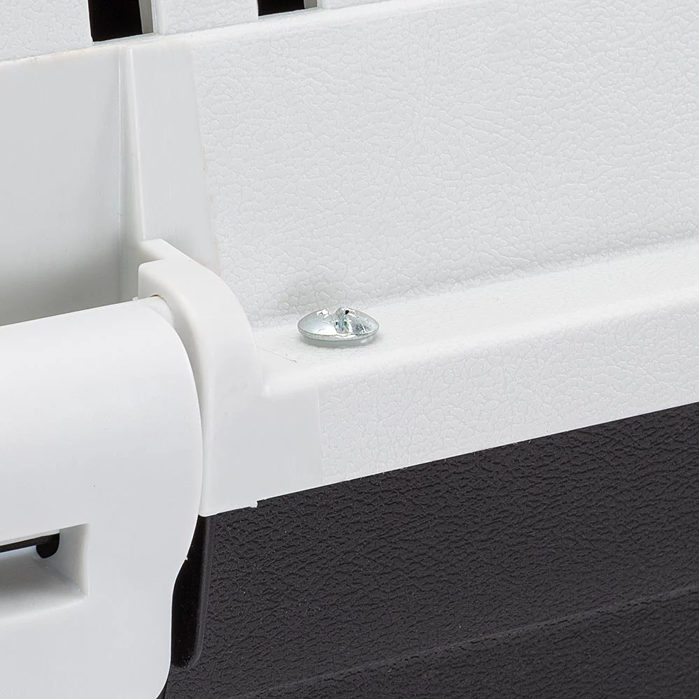 Atlas 40 (Modelljahr 2025) – Mittelgroße Hundetransportbox. Sicher, belüftet und IATA-konform. Mit praktischem Tragegriff. Futternapf und optionales Zubehör erhältlich.