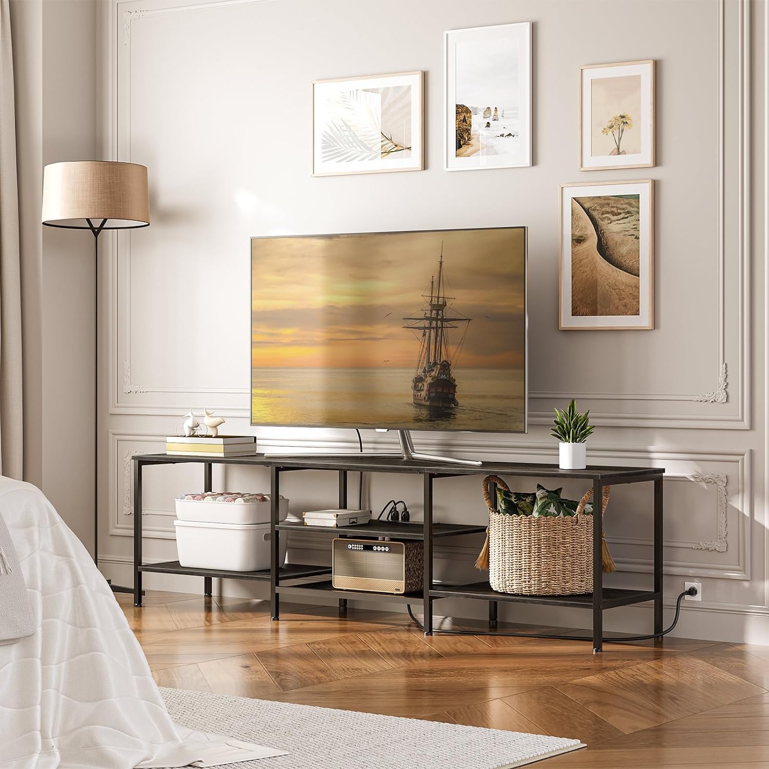 TV-Ständer mit integrierten Steckdosen für Fernseher bis zu 75 Zoll, Konsolentisch mit offenen Regalen, Entertainment-Center im Industrial-Stil für Wohn- oder Schlafzimmer, Rustikales Braun und Schwarz BF60DS01