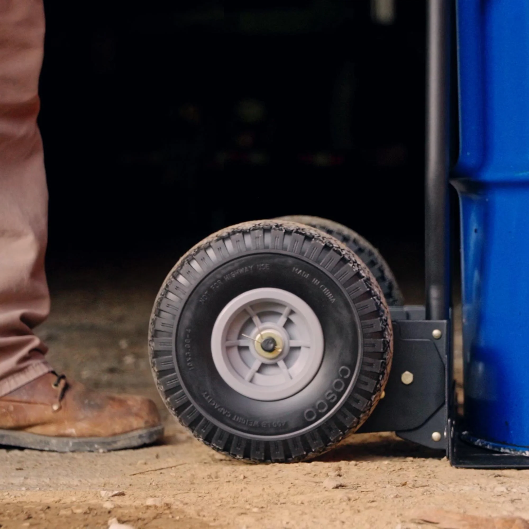 Diable de manutention COSCO Load Assist 2025 avec poignée en P et roues increvables. Capacité de charge : 360 kg