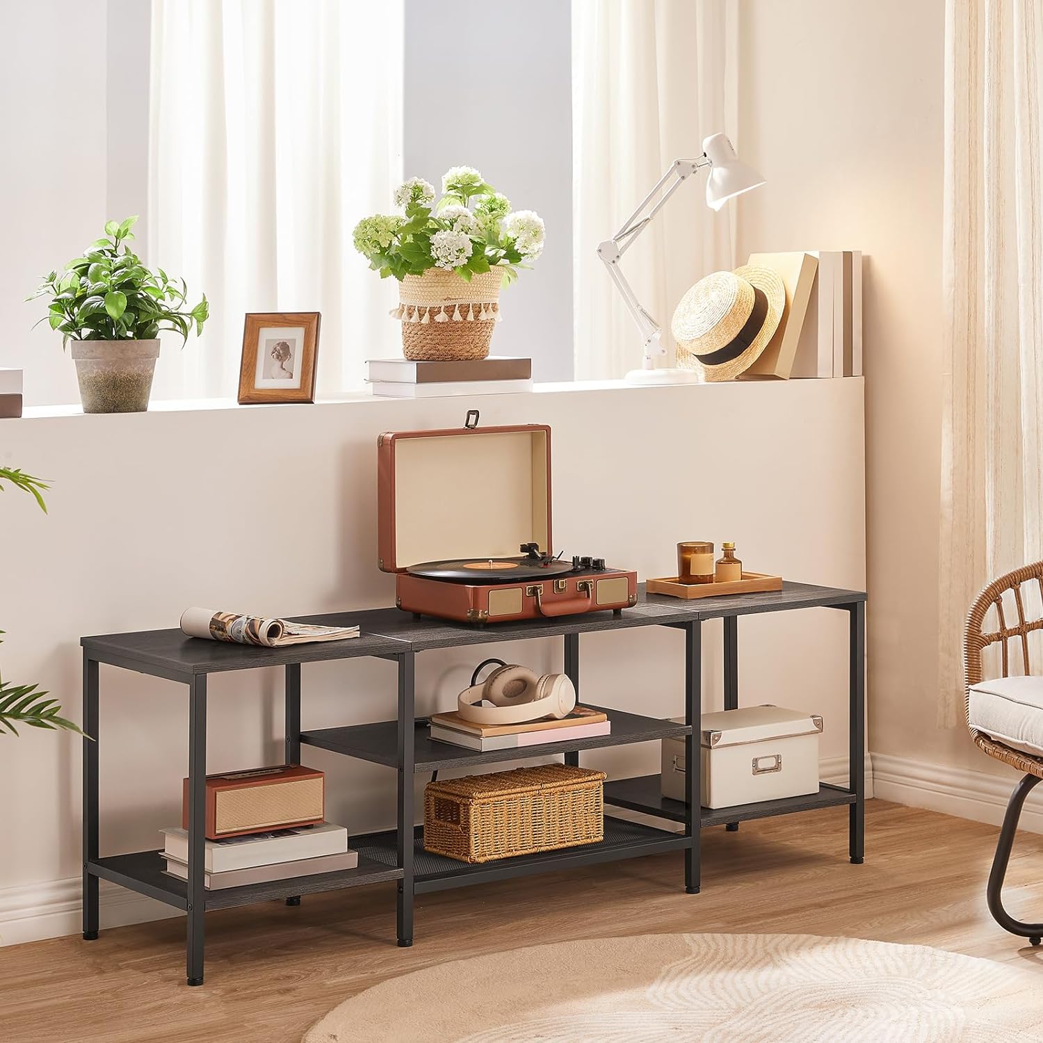 TV-Ständer mit integrierten Steckdosen für Fernseher bis zu 75 Zoll, Konsolentisch mit offenen Regalen, Entertainment-Center im Industrial-Stil für Wohn- oder Schlafzimmer, Rustikales Braun und Schwarz BF60DS01