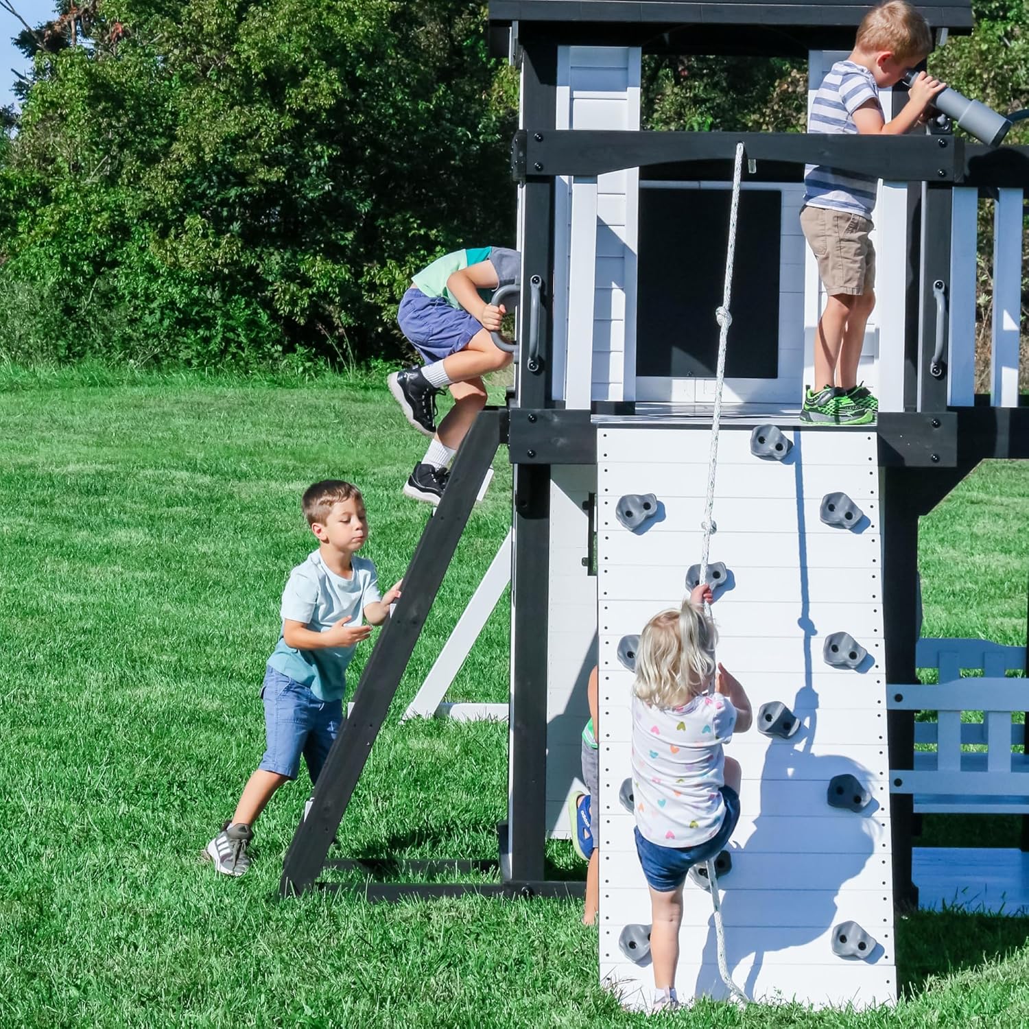 Ensemble de jeux extérieur en bois de cèdre Backyard Discovery Canyon Creek 2025 avec toboggan, cabane dans les arbres, balançoires et mur d'escalade