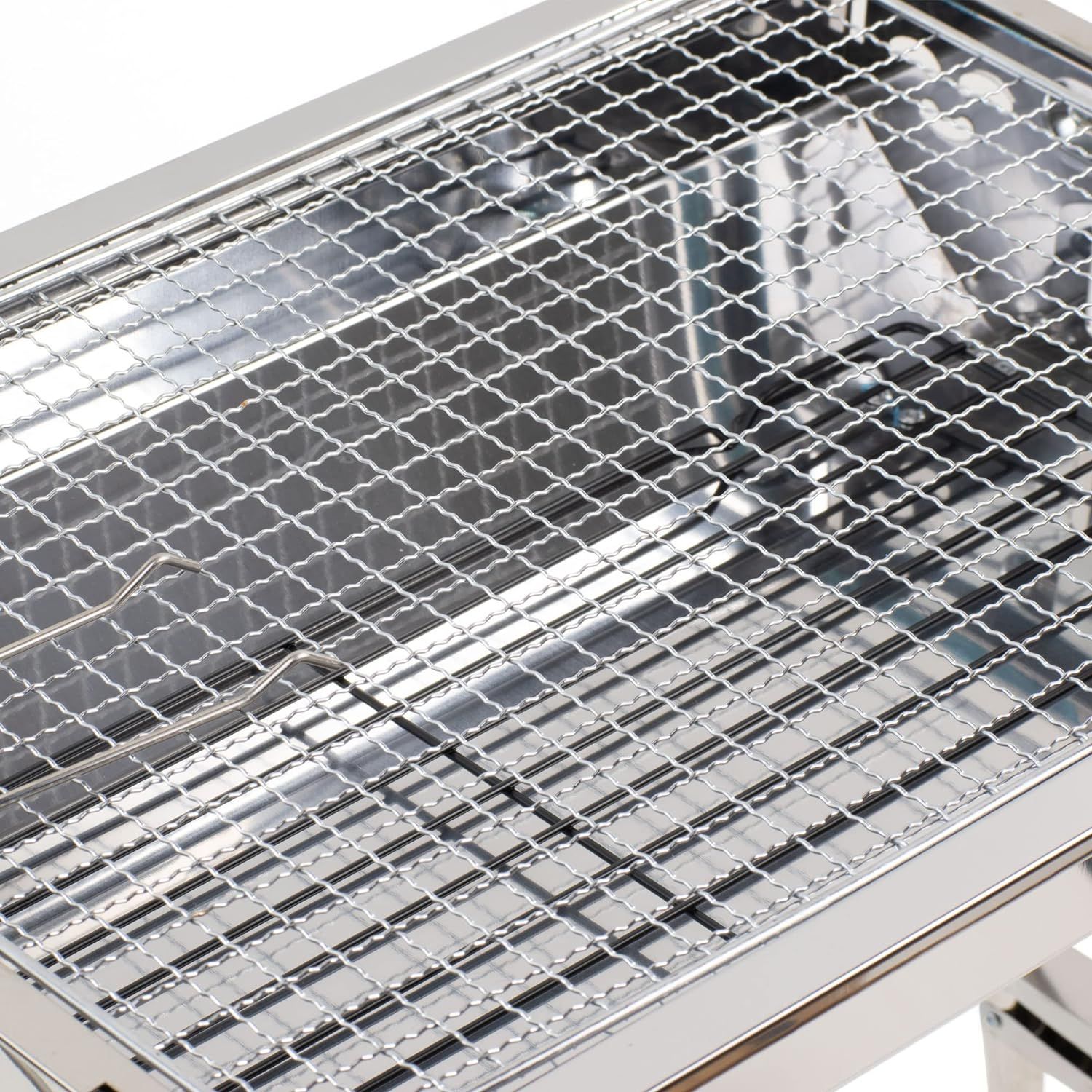 Mittelgroßer Holzkohlegrill mit klappbaren Beinen