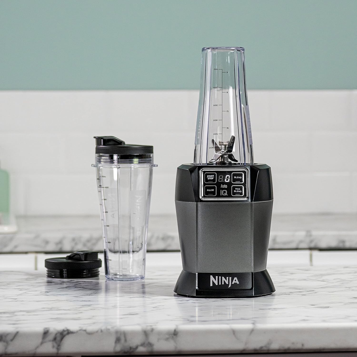 Ninja BN750EU 2-in-1-Standmixer – 1200 W, 3 Automatikprogramme, 4 manuelle Einstellungen, Auto-iQ-Technologie, 2,1-Liter-Behälter und 700-ml-Messbecher, spülmaschinenfeste Teile – Schwarz/Silber
