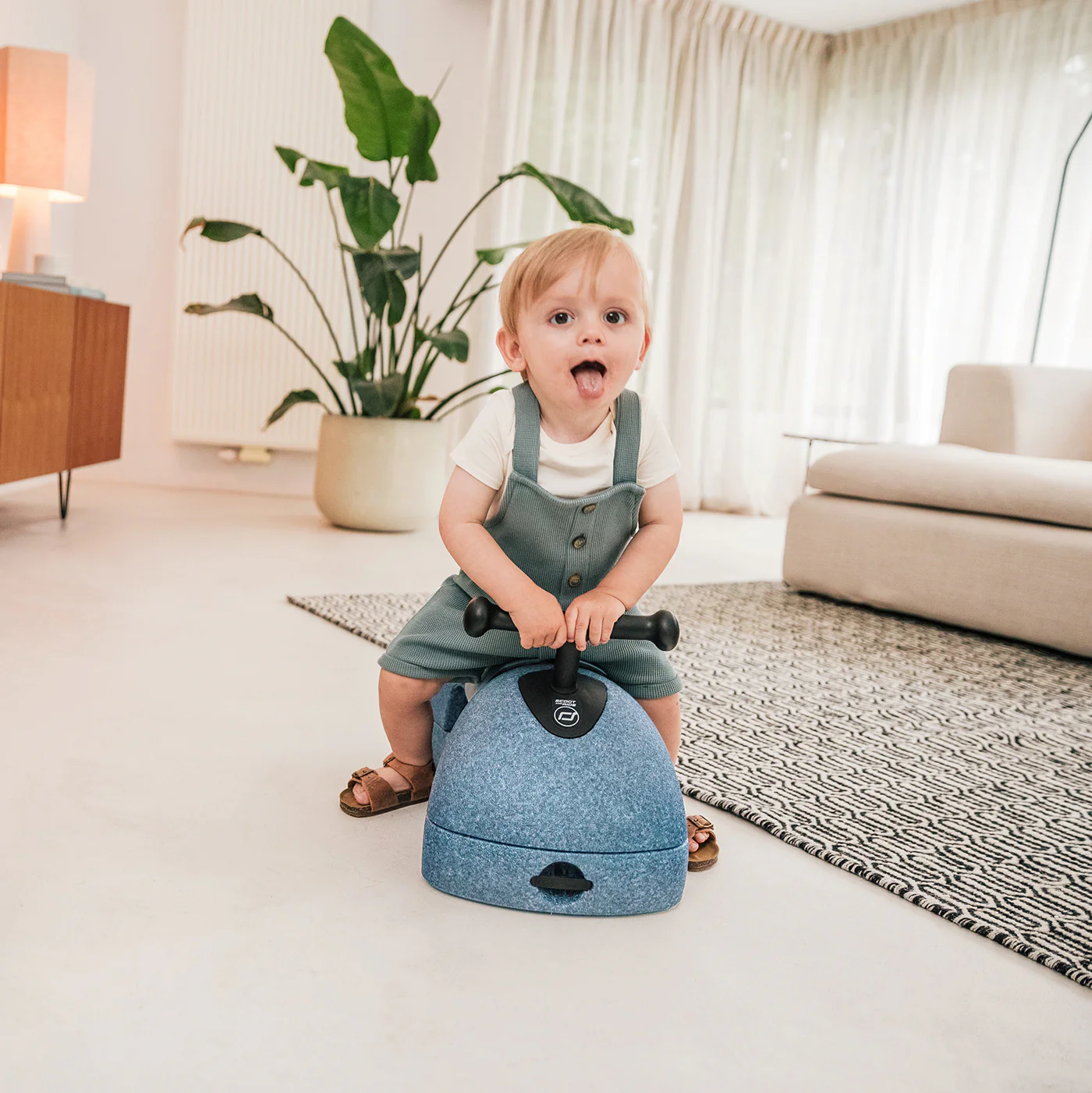 2025 Scoot and Ride Min Første 3-i-1 Gåstol og Scooter i Stålfarve