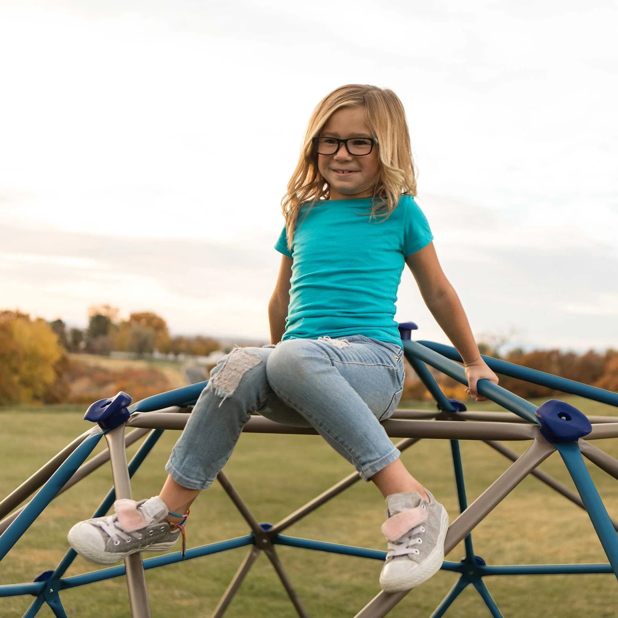 Dôme d'escalade d'extérieur Lifetime pour enfants, 1,4 m de hauteur x 2,7 m de largeur, bleu et marron (90939)