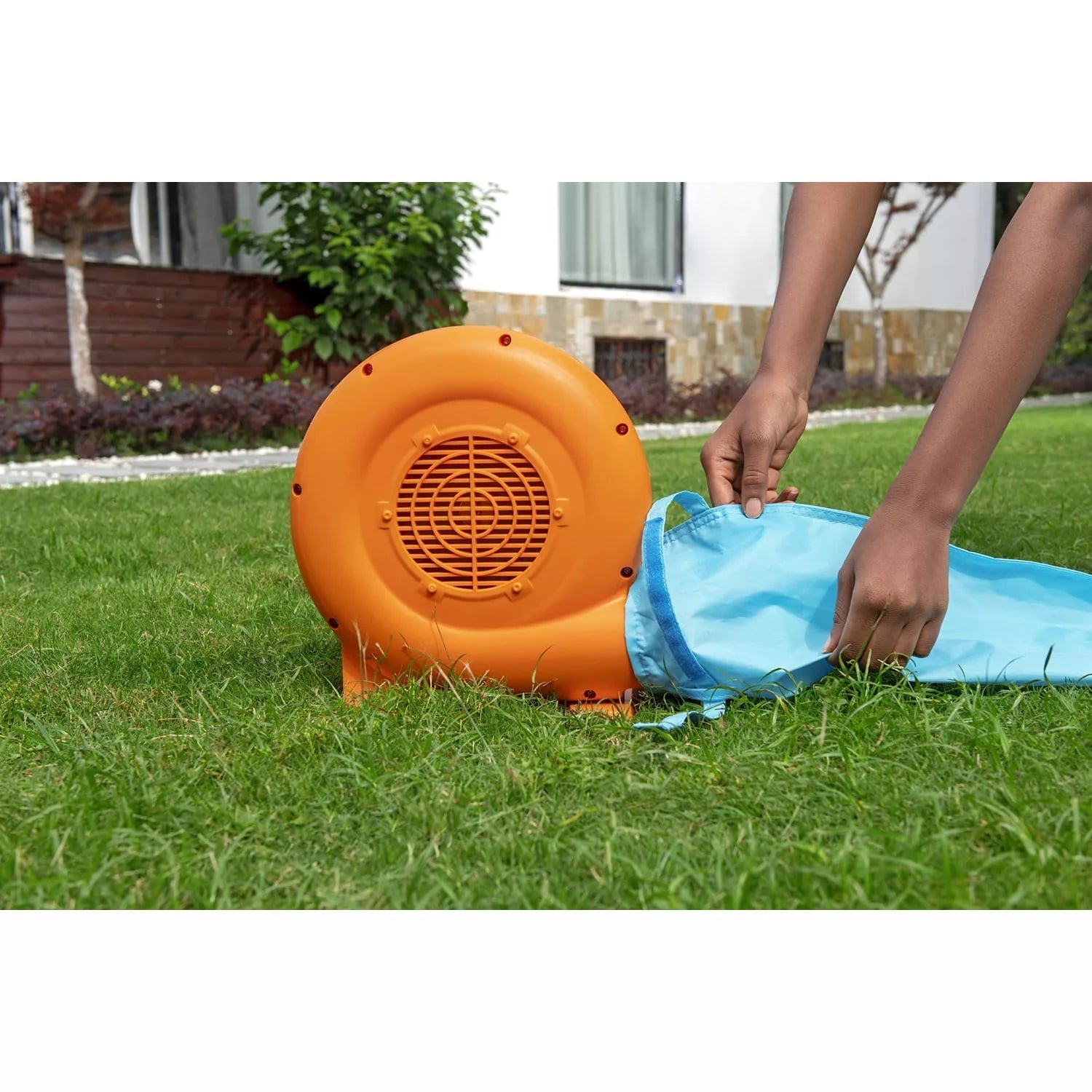 Op, ind og over Wonder Hoops 10' oppustelig legeplads med hoppeborg, basketballkurv og rutsjebane. 126