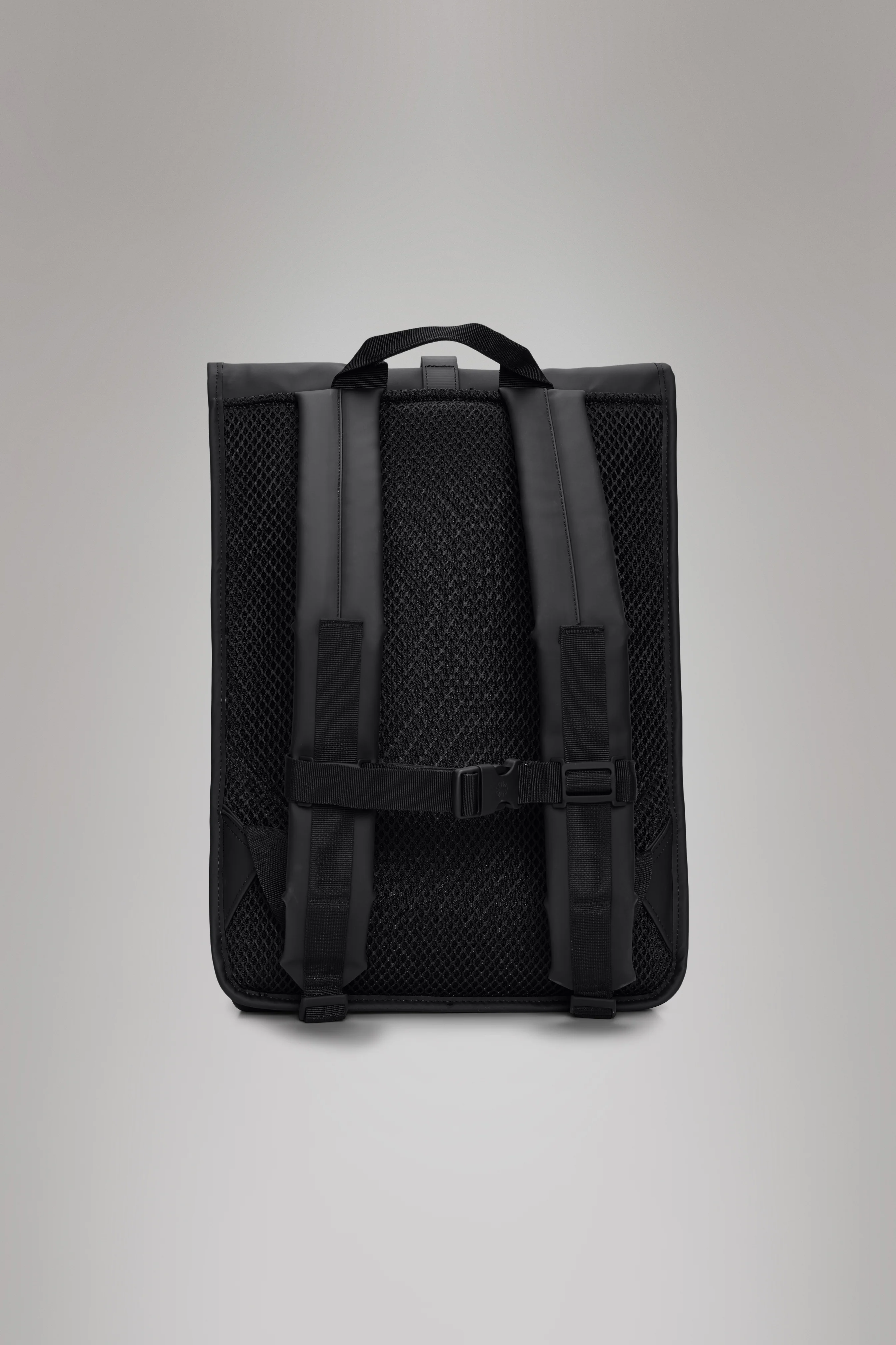 2025 Rolltop-rygsæk – Vandtæt urban rygsæk med roll-top-lukning. Siderum til laptop og sikker brystrem