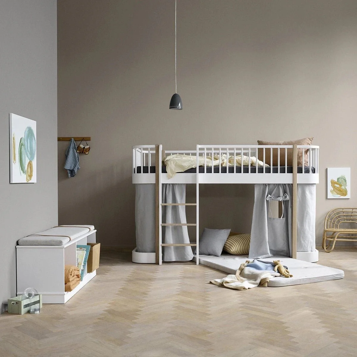 2025 Oliver Furniture Legemåtte i Træ Original – 90x207x5 cm | Oeko-Tex certificeret koldskum og GOTS bomuldsbetræk | Naturfarve. Aftageligt og vaskbart betræk