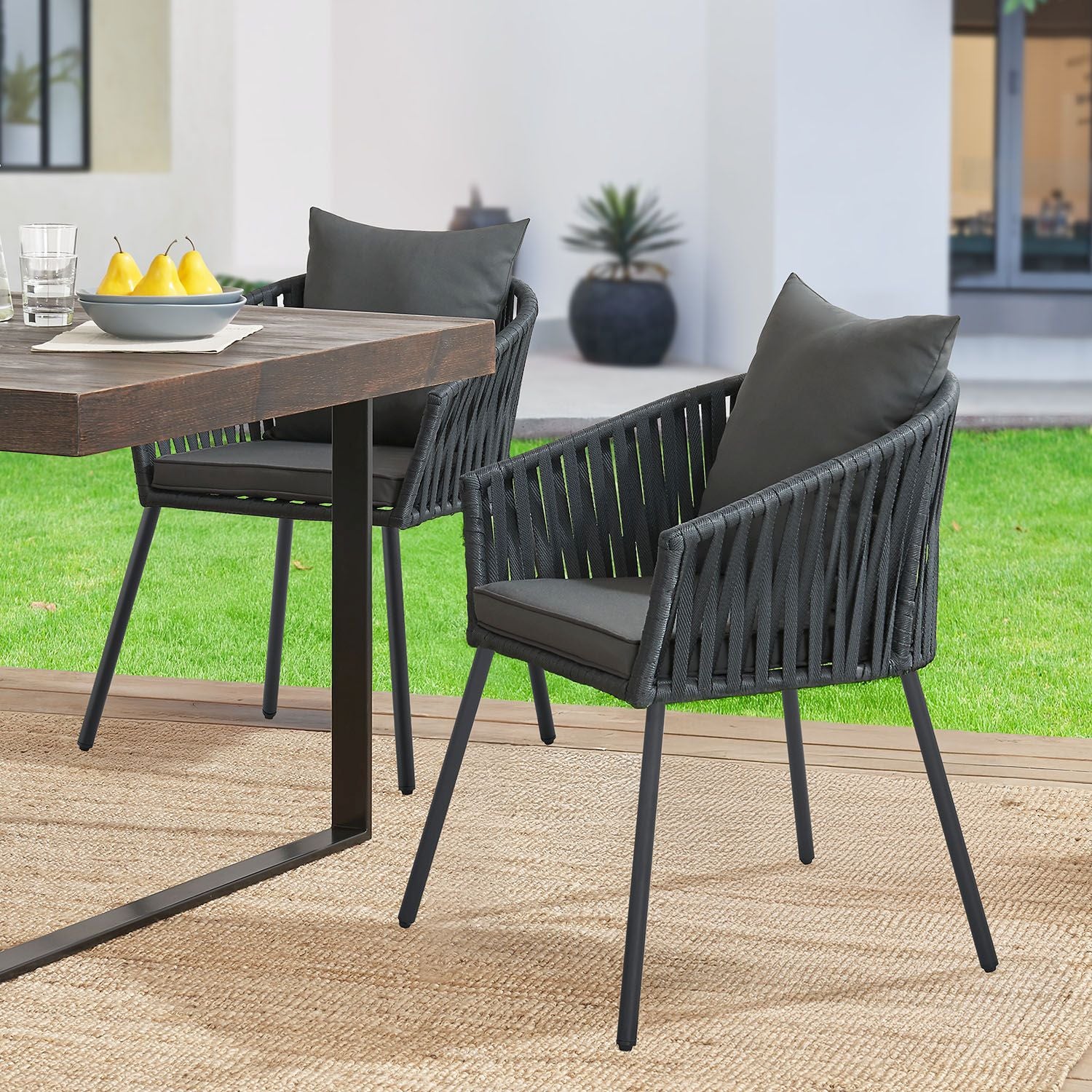 2025 Rebsæt med 2 stole – Elegance og komfort til dit udendørsområde