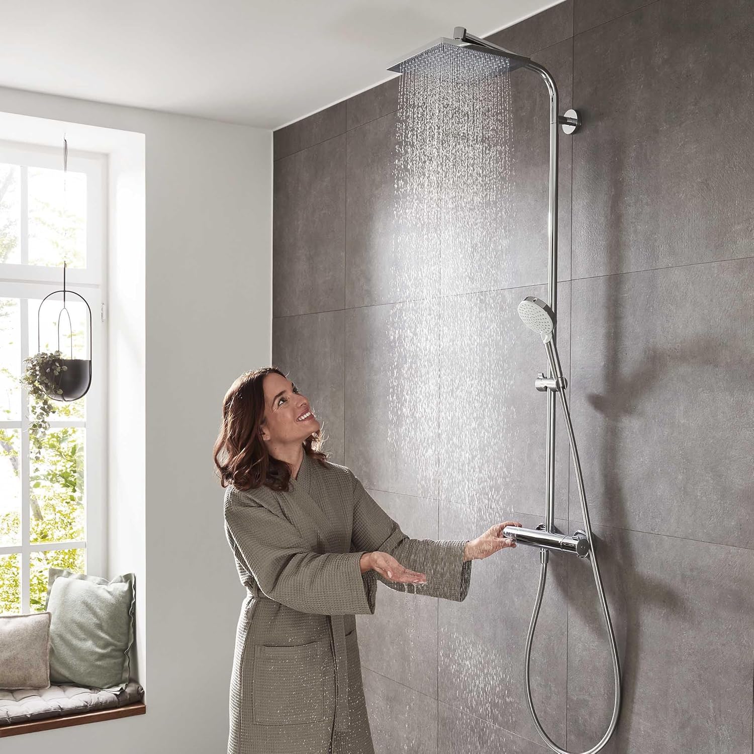 hansgrohe Crometta E - wassersparendes Duschsystem (EcoSmart) mit Thermostat, Regendusche (240 x 240 mm), Handbrause (2 Strahlarten), flexiblem Schlauch, Brausestange und rechteckigem, feststehendem Brausekopf, Chrom, 27281000