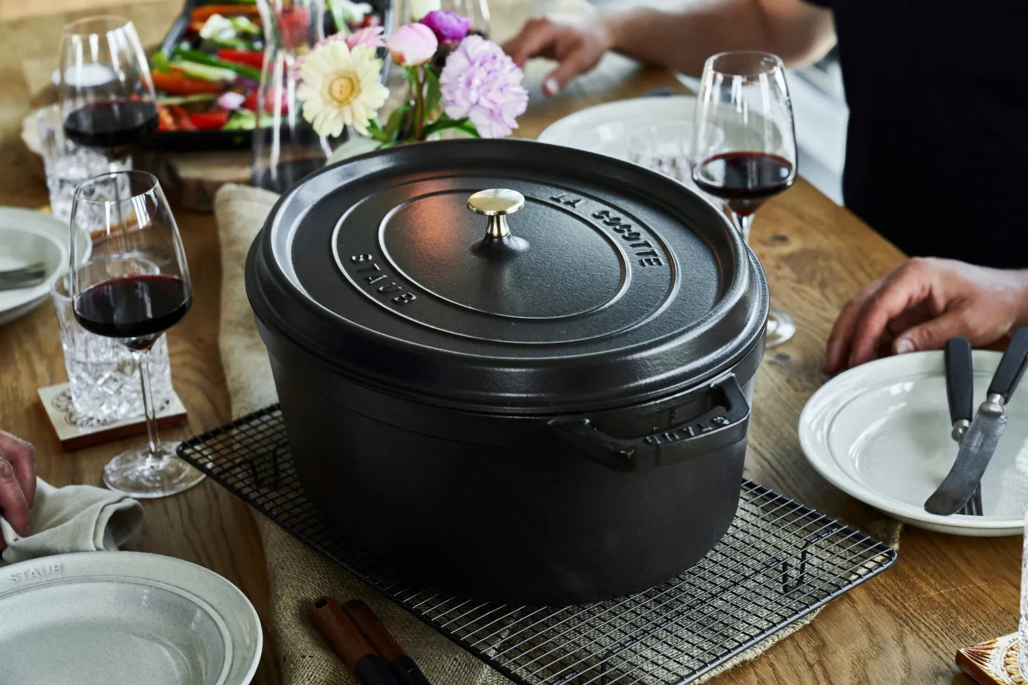 Staub Ovale Cocotte 12L 2025 – Hochwertige Gusseisen-Cocotte für gleichmäßiges Garen großer Gerichte