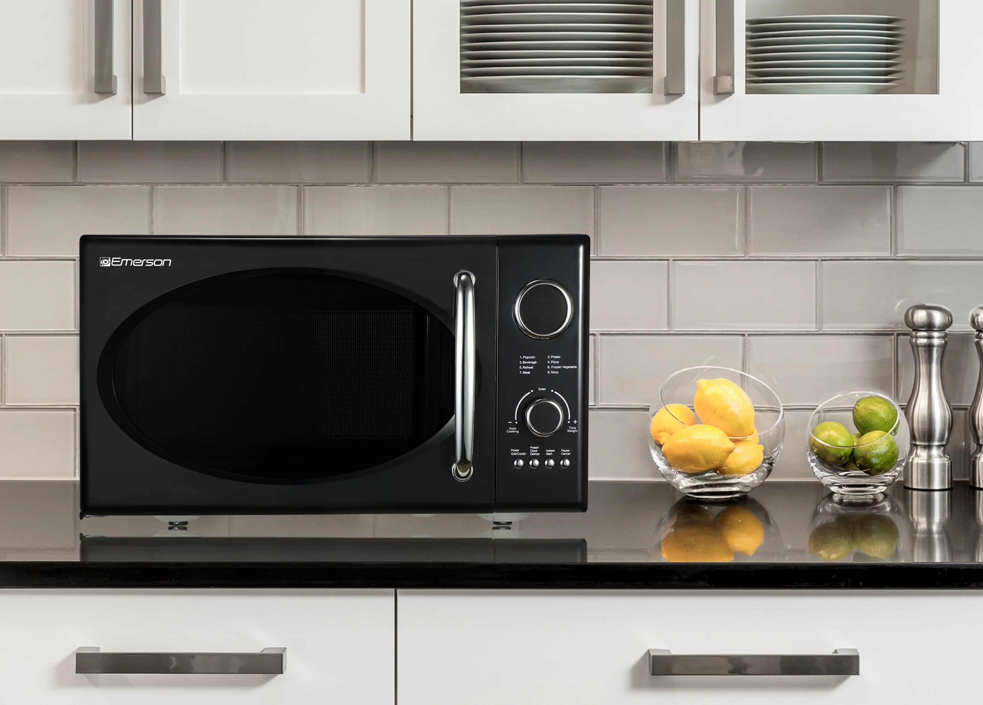 Micro-ondes rétro noir Emerson 2025, 0,9 pi³, 800 W, avec fonction grill. Modèle MWRG0901BK.