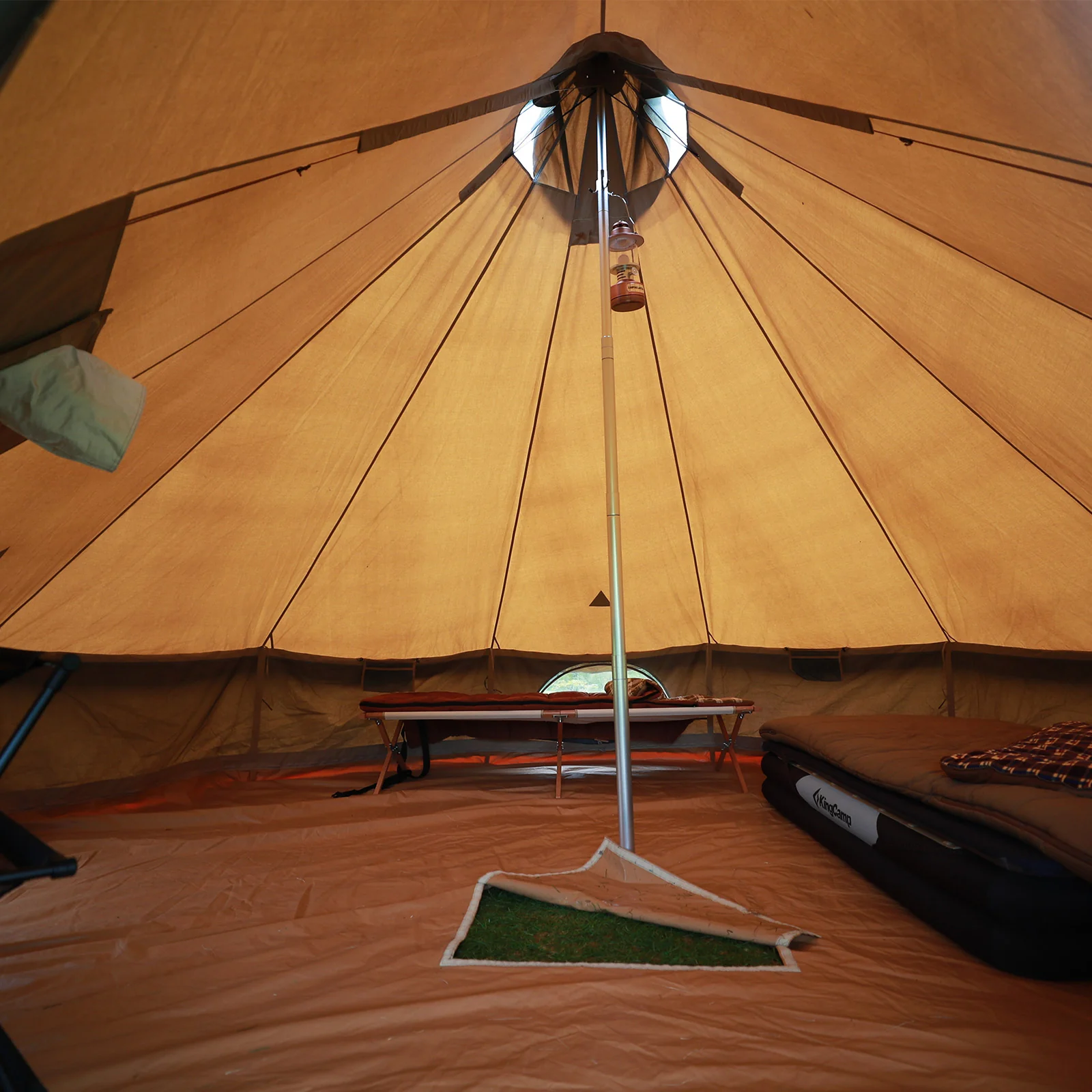 KingCamp Khan 500 (Modelljahr 2025) – Geräumiges 8-Personen-Tipi-Zelt aus technischem Baumwollmischgewebe. Flexible Belüftung und schneller Aufbau.