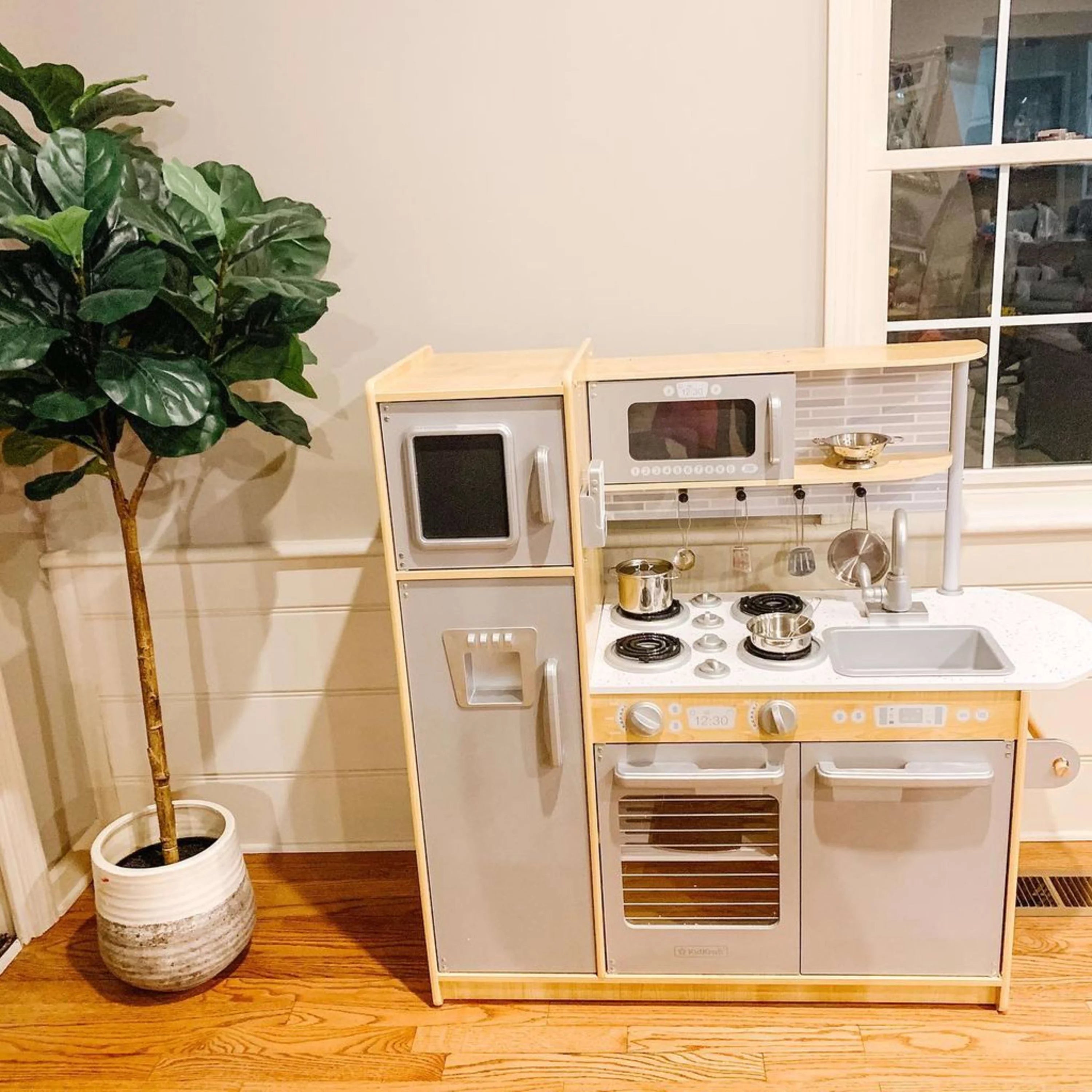 KidKraft Uptown Natur-Spielküche mit Kreidetafel und Handtuchhalter