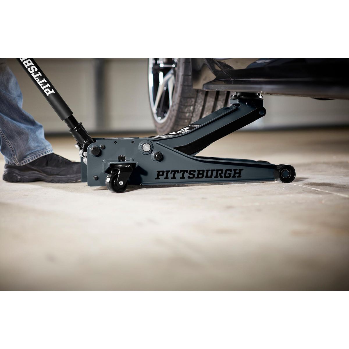 2025 PITTSBURGH 3-tons lavprofil hydraulisk donkraft med hurtigpumpe. Skifergrå