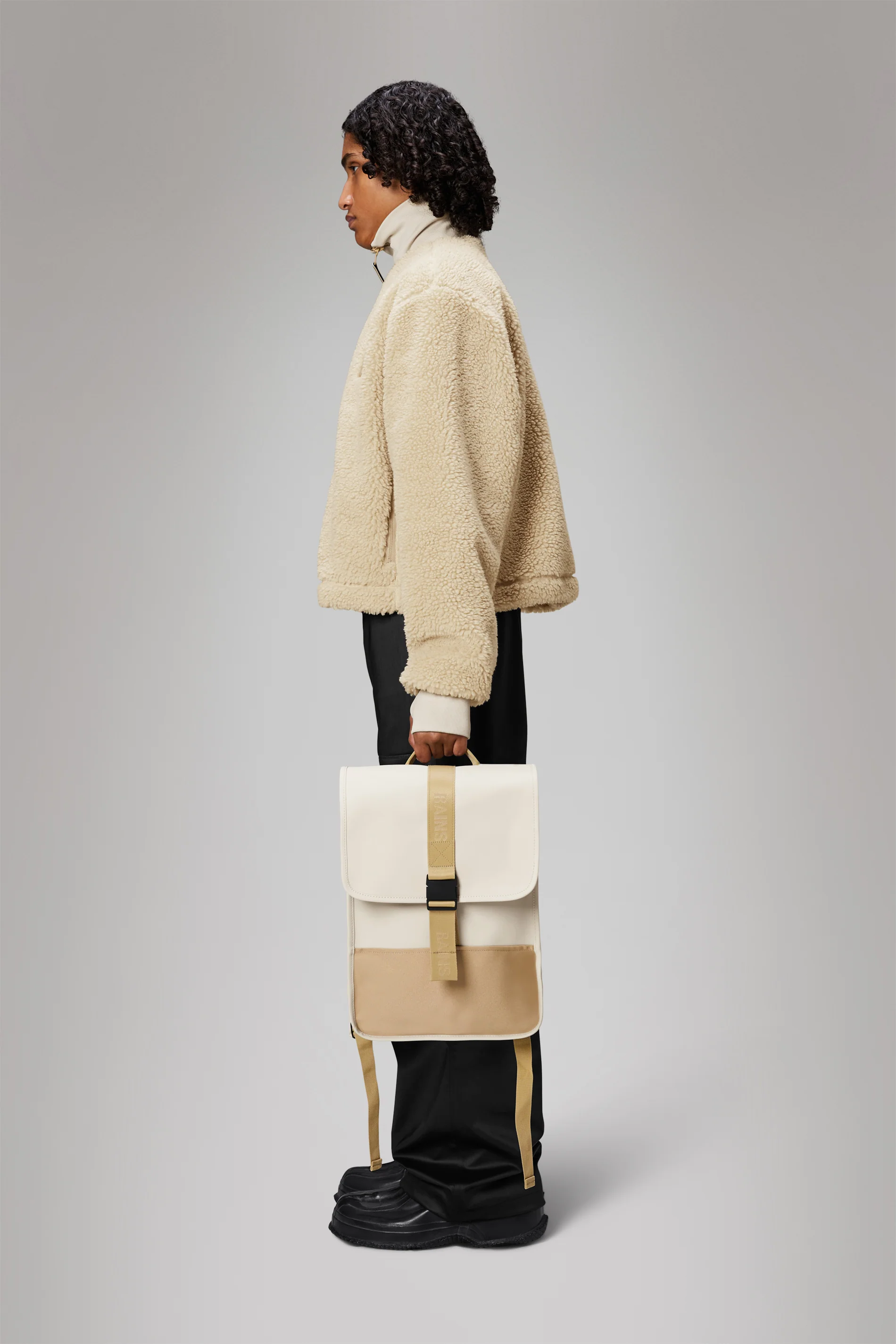 2025 Trail Backpack Mini – Vandafvisende dagrygsæk (15) med klap og gummispænde – PU-stof – Polstret laptoprum