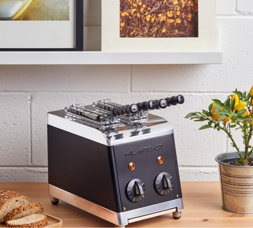 Milantoast 2025 2-Schlitz-Toaster mit Zange und Brötchenhalter