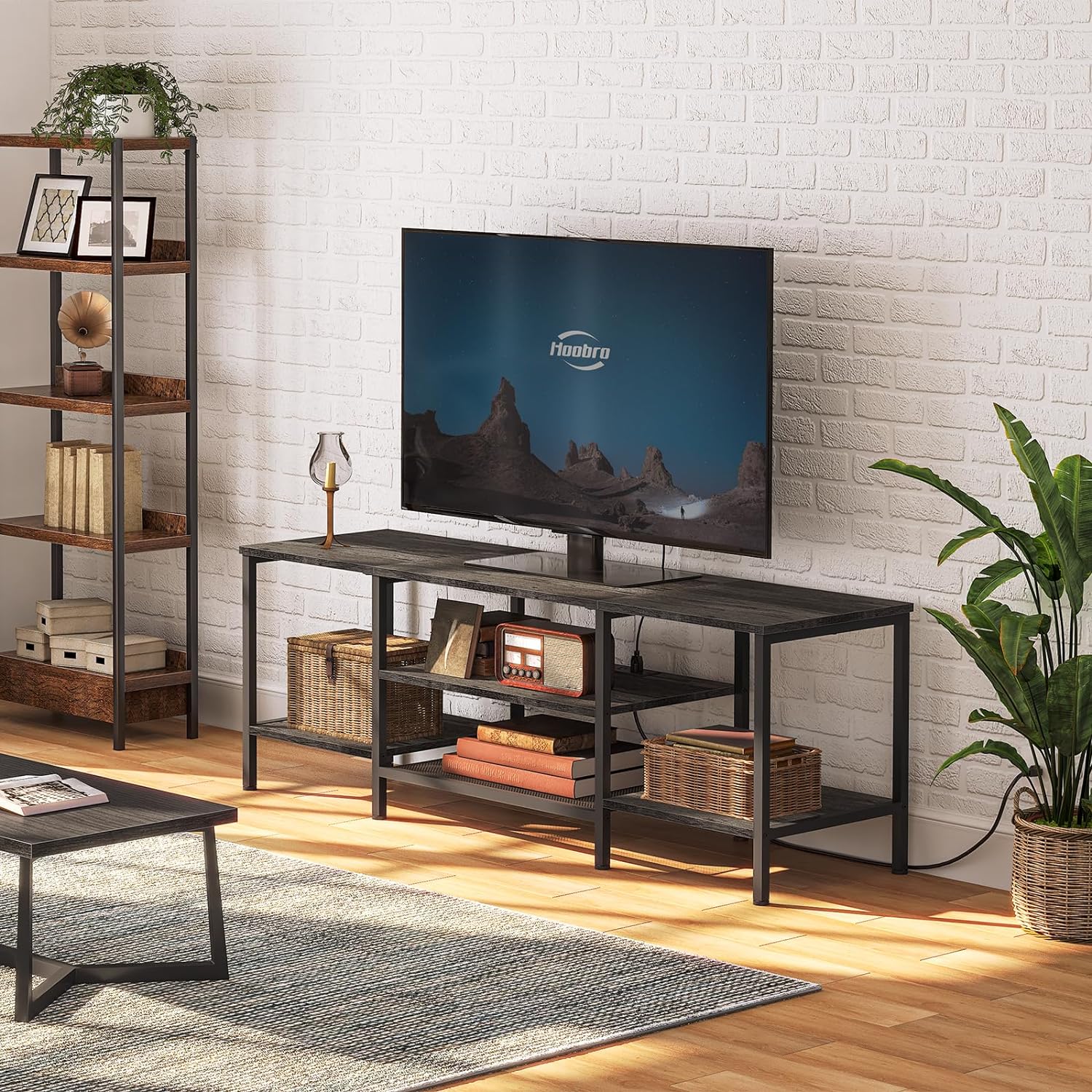 TV-Ständer mit integrierten Steckdosen für Fernseher bis zu 75 Zoll, Konsolentisch mit offenen Regalen, Entertainment-Center im Industrial-Stil für Wohn- oder Schlafzimmer, Rustikales Braun und Schwarz BF60DS01