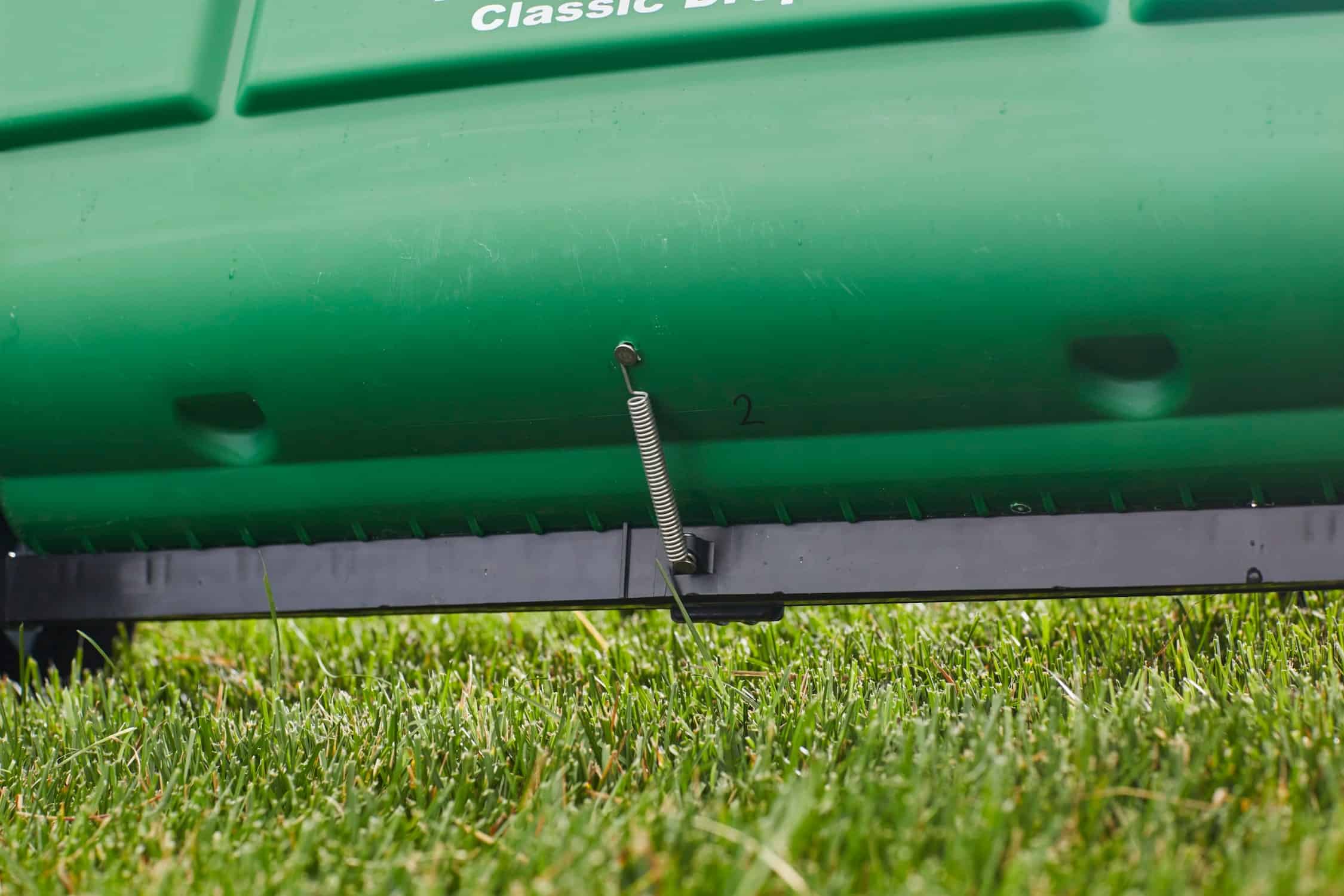 2025 Scotts Turf Builder Classic 32 lb Drop Spreader