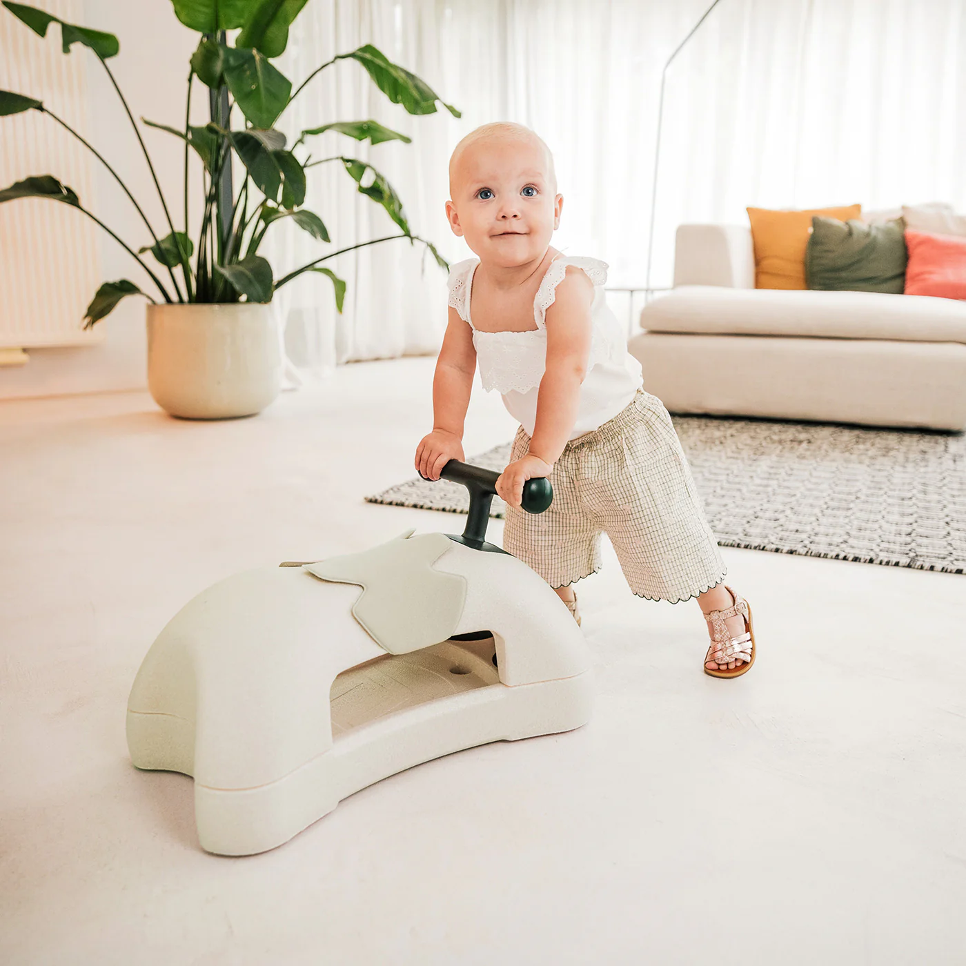 2025 Scoot and Ride Min Første 3-i-1 Gåvogn og Scooter, Sandfarvet