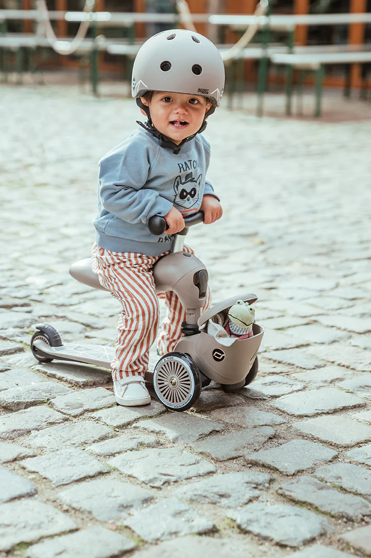 Trottinette 2-en-1 Scoot & Ride Highwaykick 1 Lifestyle avec siège (modèle 2025). Pour les enfants de 1 à 5 ans. Modèle avec compartiment de rangement.