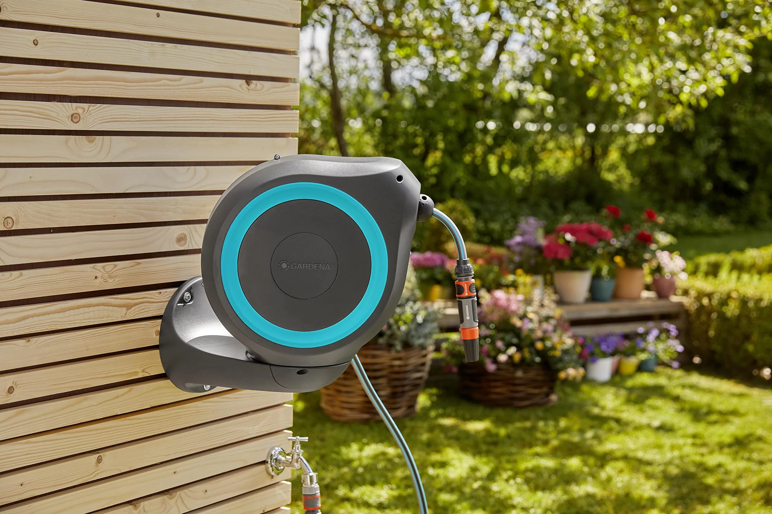 Gardena RollUp M Wand-Schlauchaufroller (Türkis), 20 m: Flexible Bewässerung für mittelgroße Gärten. Drehtrommel. Mit Wandhalterung, Systemzubehör und Sprühgerät. Inklusive 20 m Schlauch (18610-20).