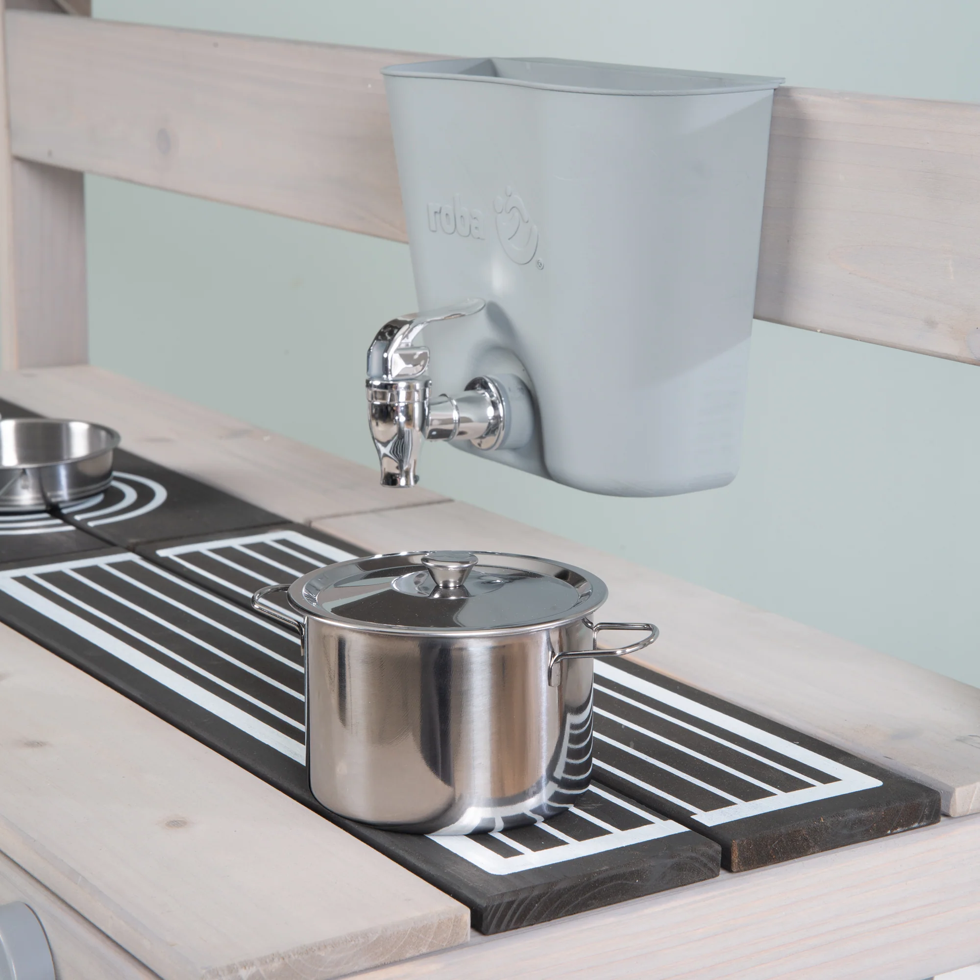 Lehmküche im Freien mit Zubehör – FSC-zertifiziertes Holz – gravierte graue Oberfläche