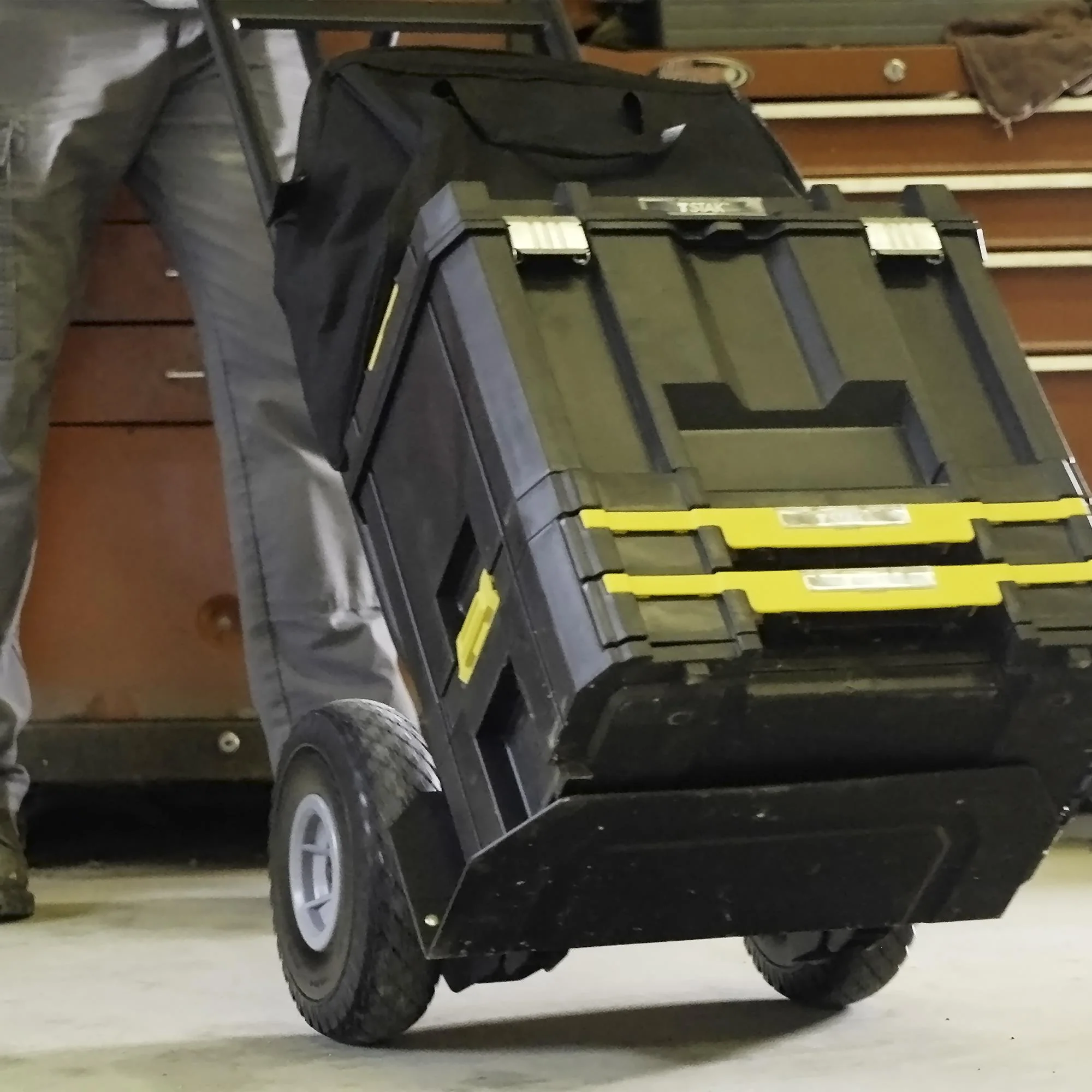 Diable de manutention COSCO Load Assist 2025 avec poignée en P et roues increvables. Capacité de charge : 360 kg