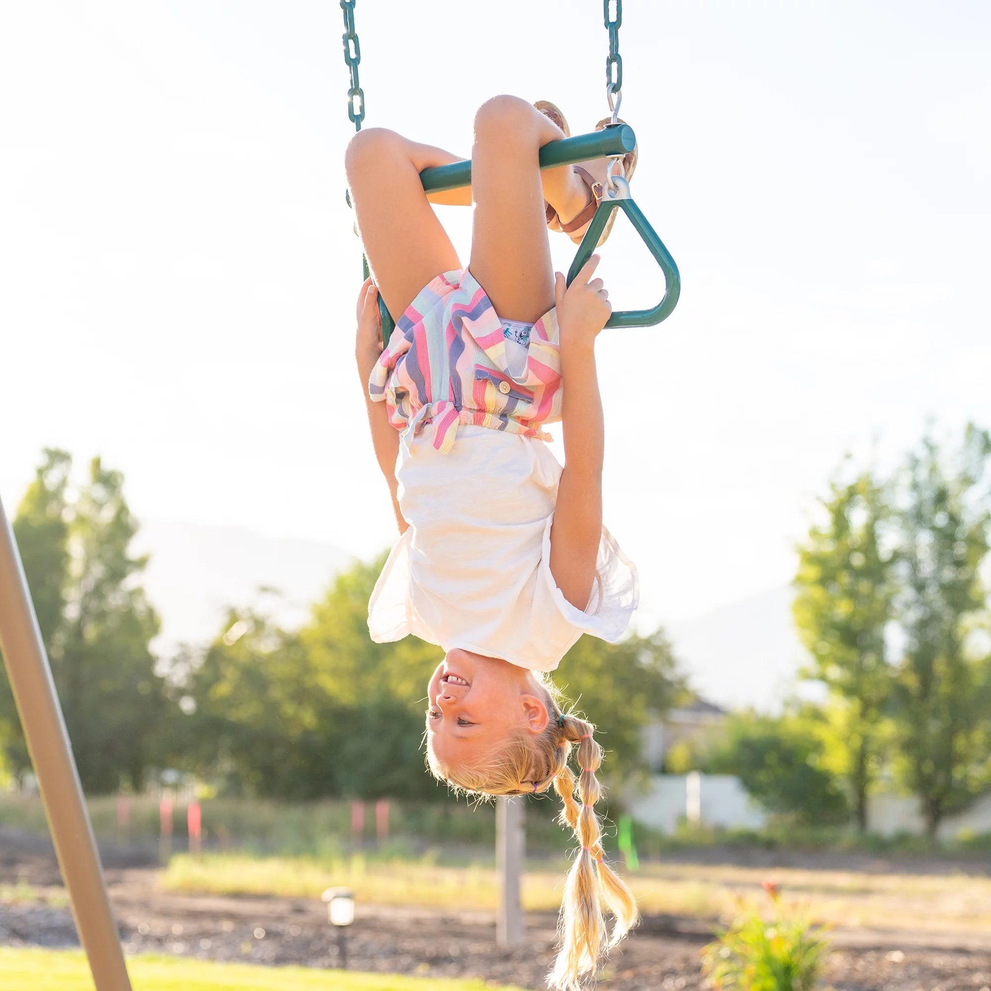 Lifetime Kinder-Metallschaukelset mit 2 Gurtschaukeln und Trapezstange – 9 Fuß (91137)