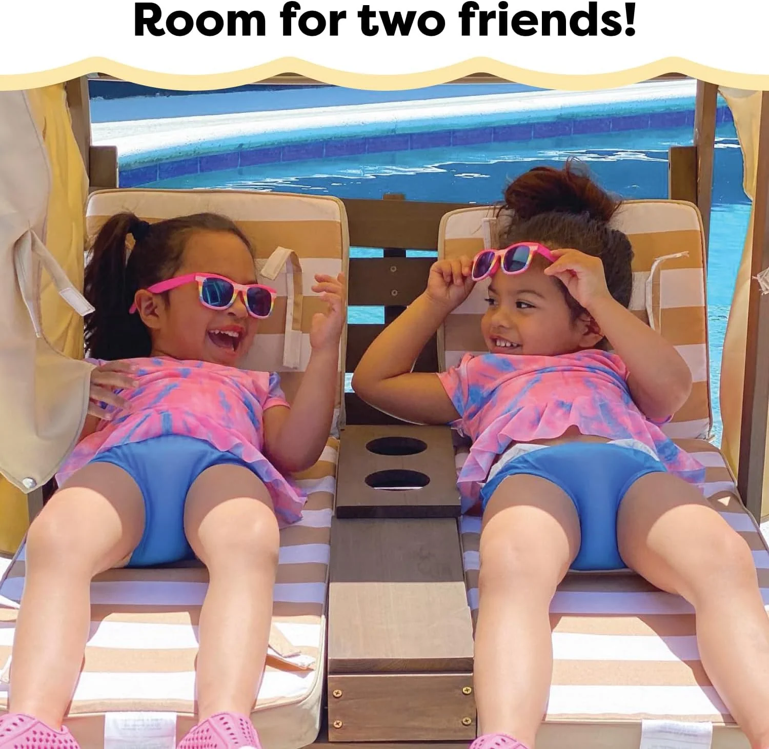 KidKraft dobbelt liggestol i træ til børn med kopholdere. Havemøbler til børn. Honningfarvet med marineblåt og hvidt stribet stof. Gave til børn i alderen 3-8 år.