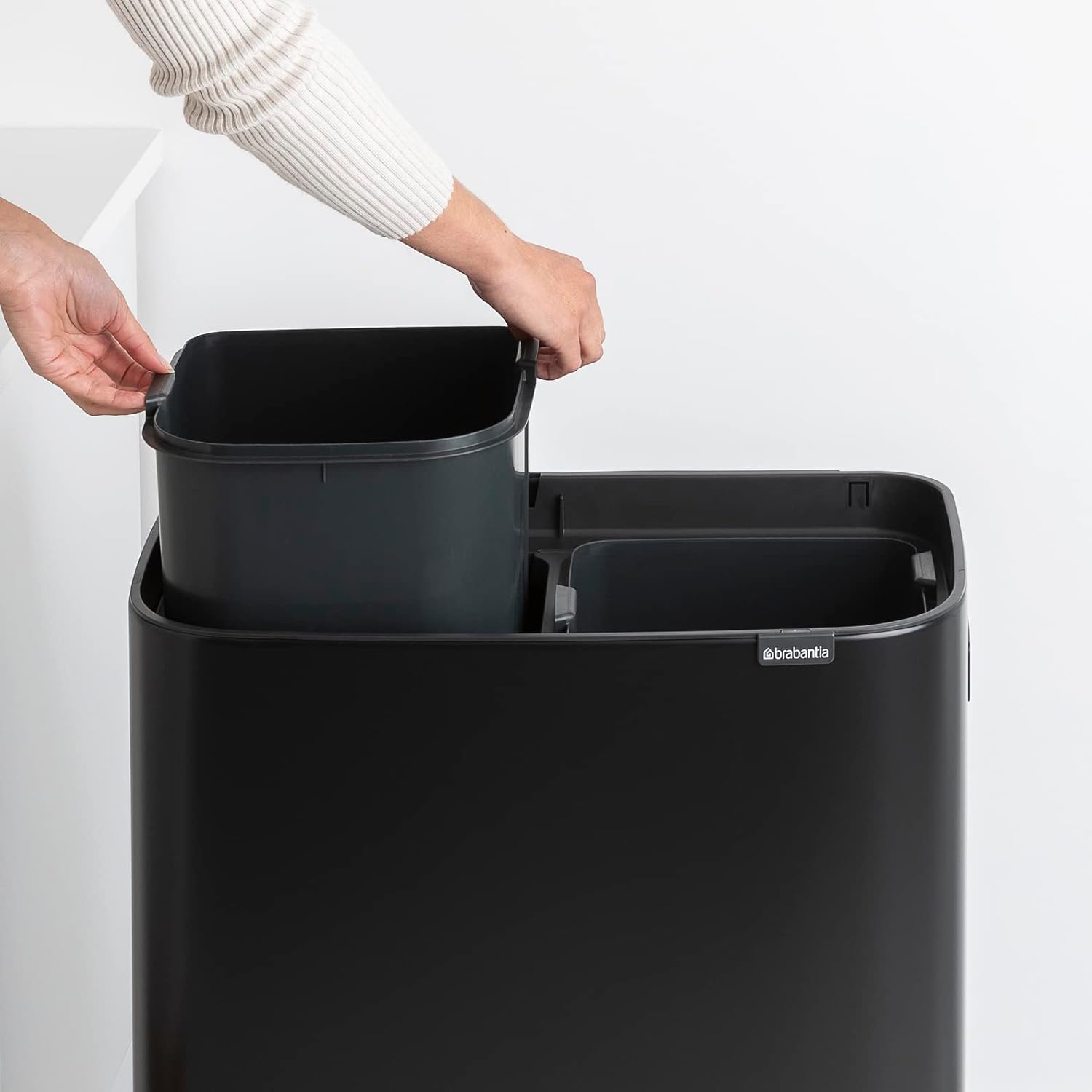 Brabantia Bo Hi Touch Ein-Knopf-Öffnungsmechanismus, 2 x 30-Liter-Abfalleimer mit Füßen, weiß